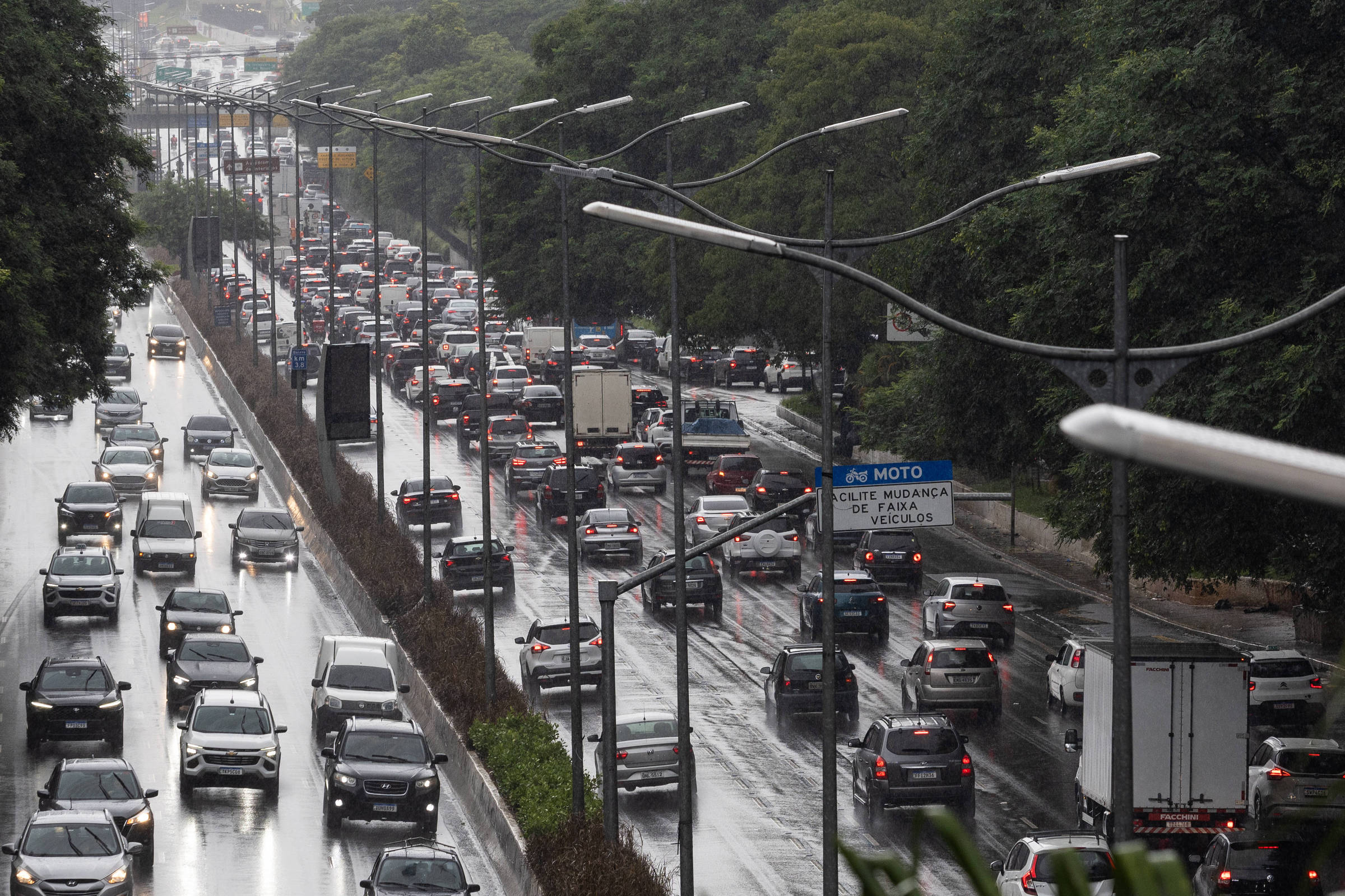 São Paulo registra recorde de 1.171 km de trânsito duas horas antes de jogo do Brasil