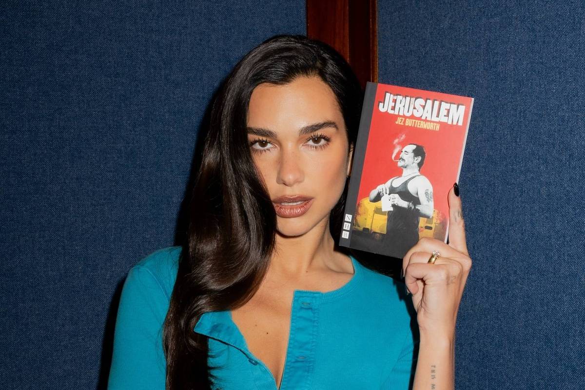 Dua Lipa inaugura biblioteca em Portugal com livros censurados