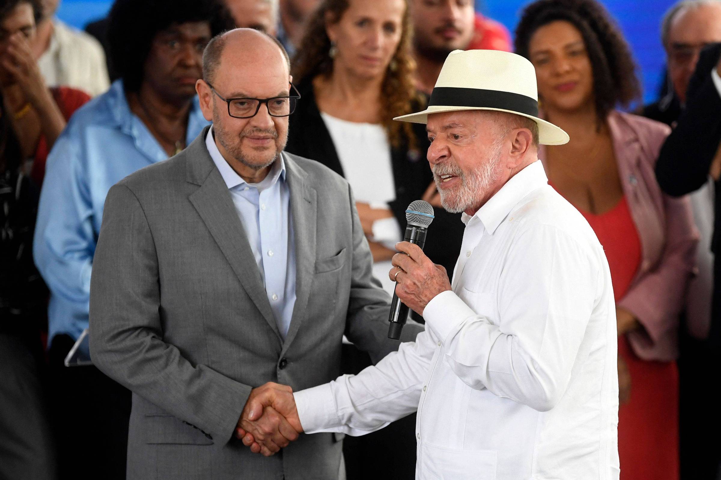 Lula aproveita palanque frágil de Flávio Bolsonaro para intensificar agendas no Rio