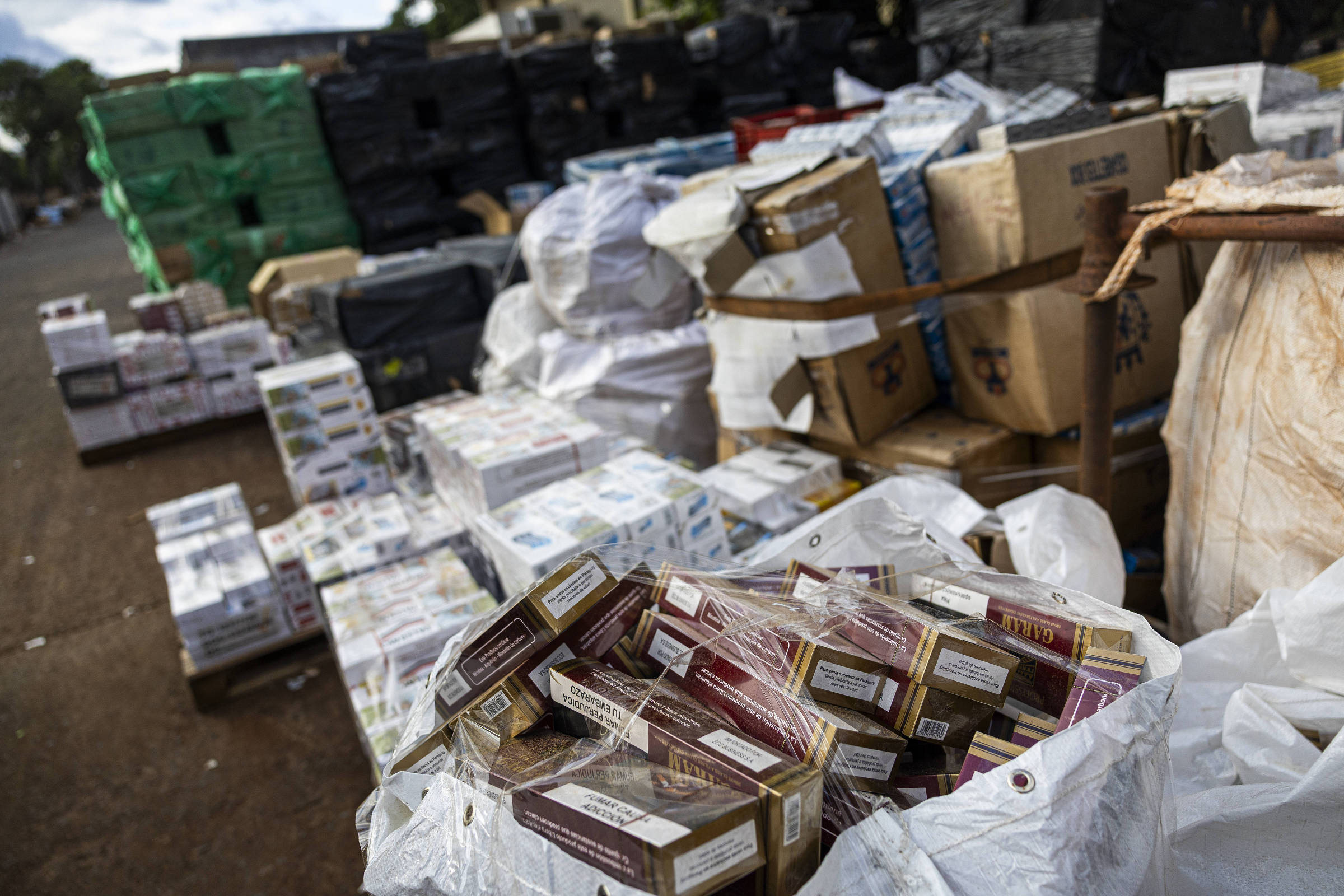 Contrabando do Paraguai rende lucro de até 500% ao crime organizado no Brasil