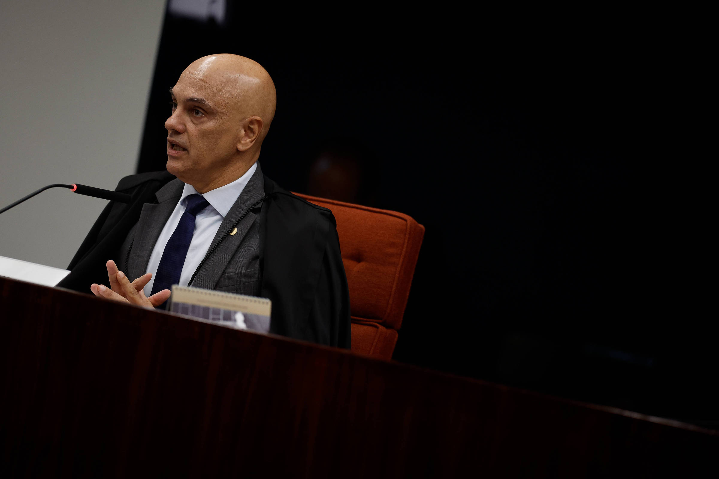 Moraes diz que arma de Bolsonaro pode ser falta grave e levar a revogação de prisão domiciliar