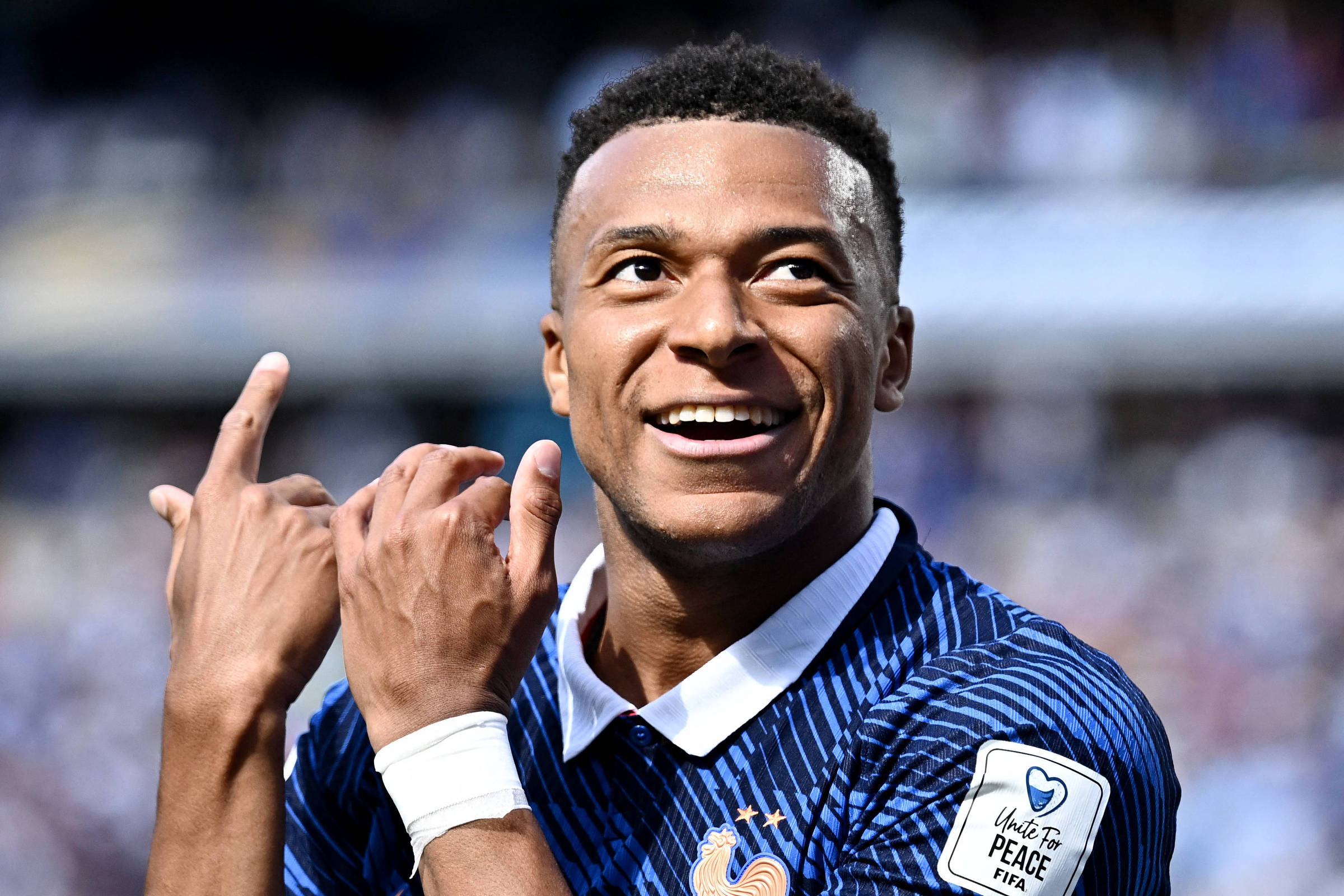 Mbappé marca, supera Pelé e Messi, e França estreia com vitória na Copa do Mundo