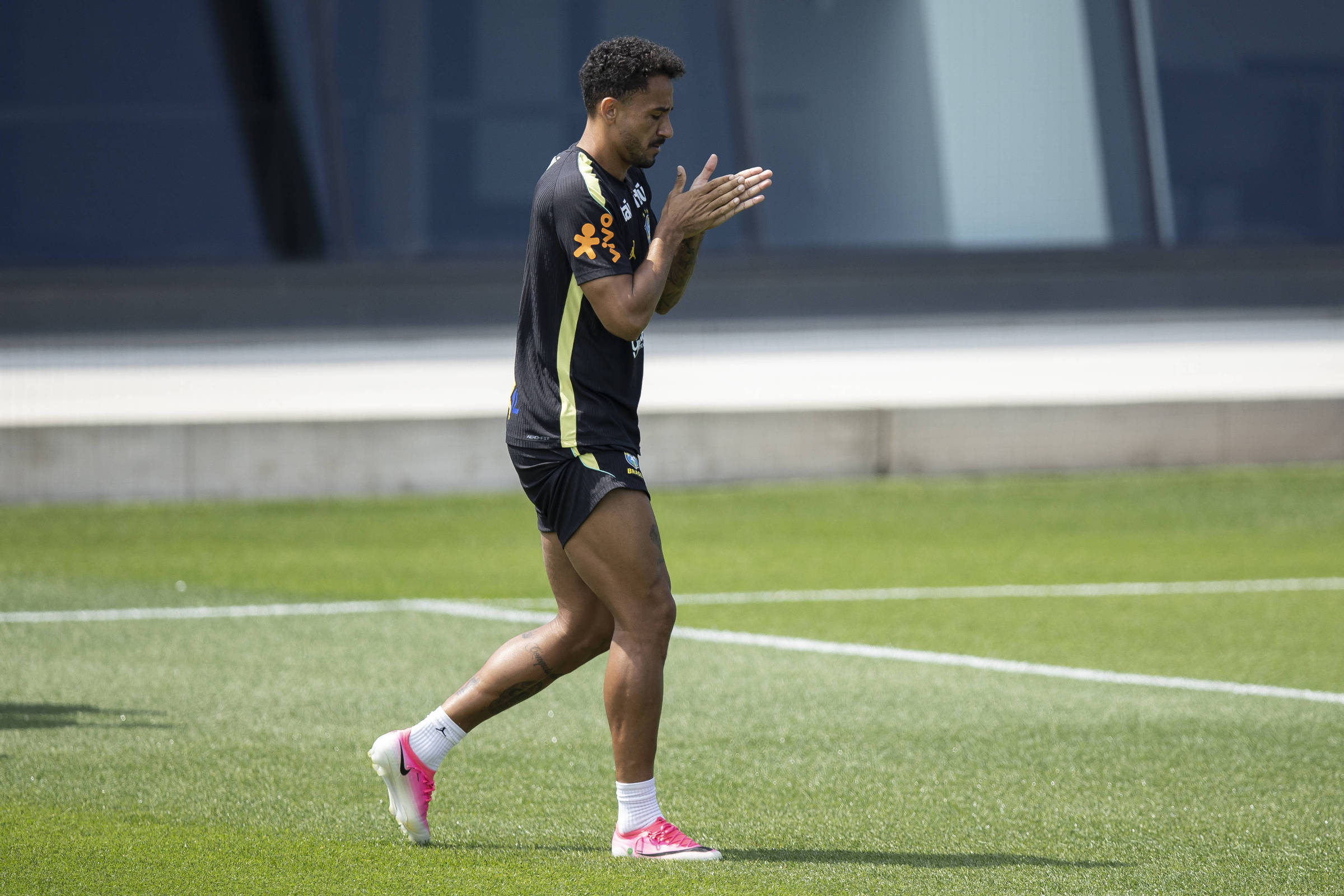 Danilo reconhece que Brasil está atrás de rivais na construção da equipe