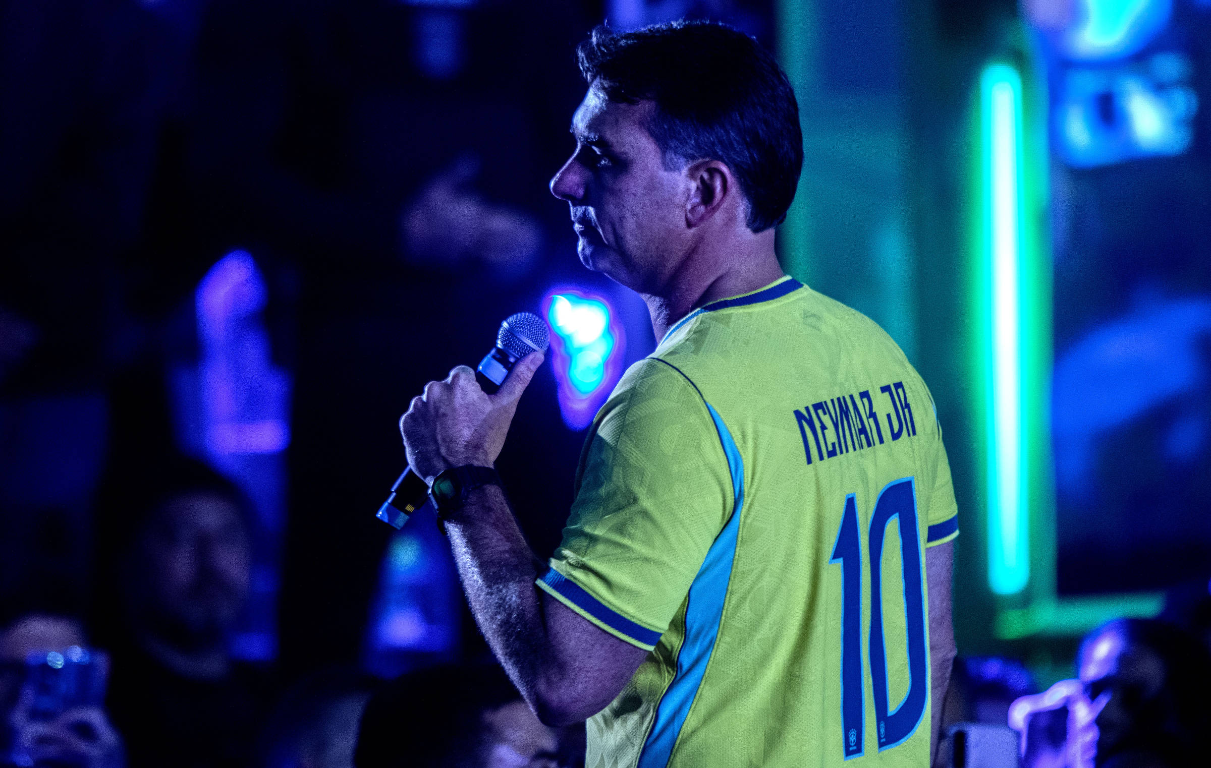 Flávio faz 'resgate' de Neymar em vídeo com IA, após crítica de Lula a jogador