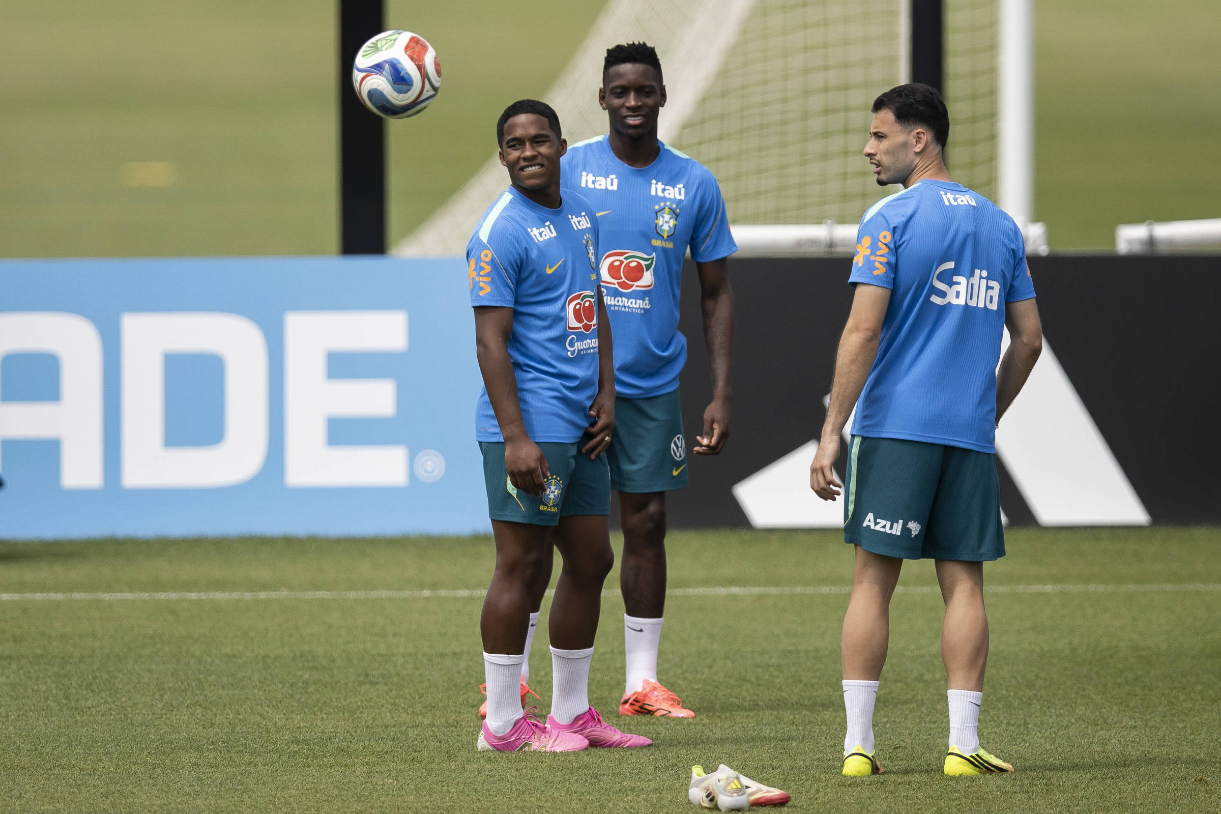 Sem Raphinha, Ancelotti estuda alternativas na formação do ataque do Brasil