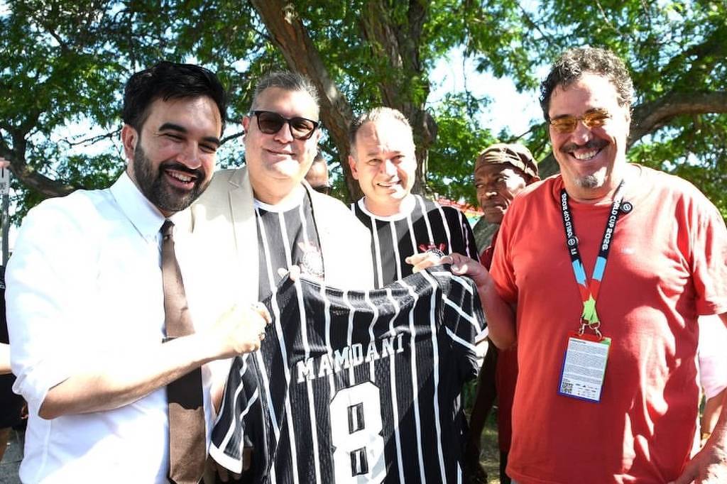 Prefeito de Nova York ganha camisa do Corinthians após fala sobre Democracia Corinthiana