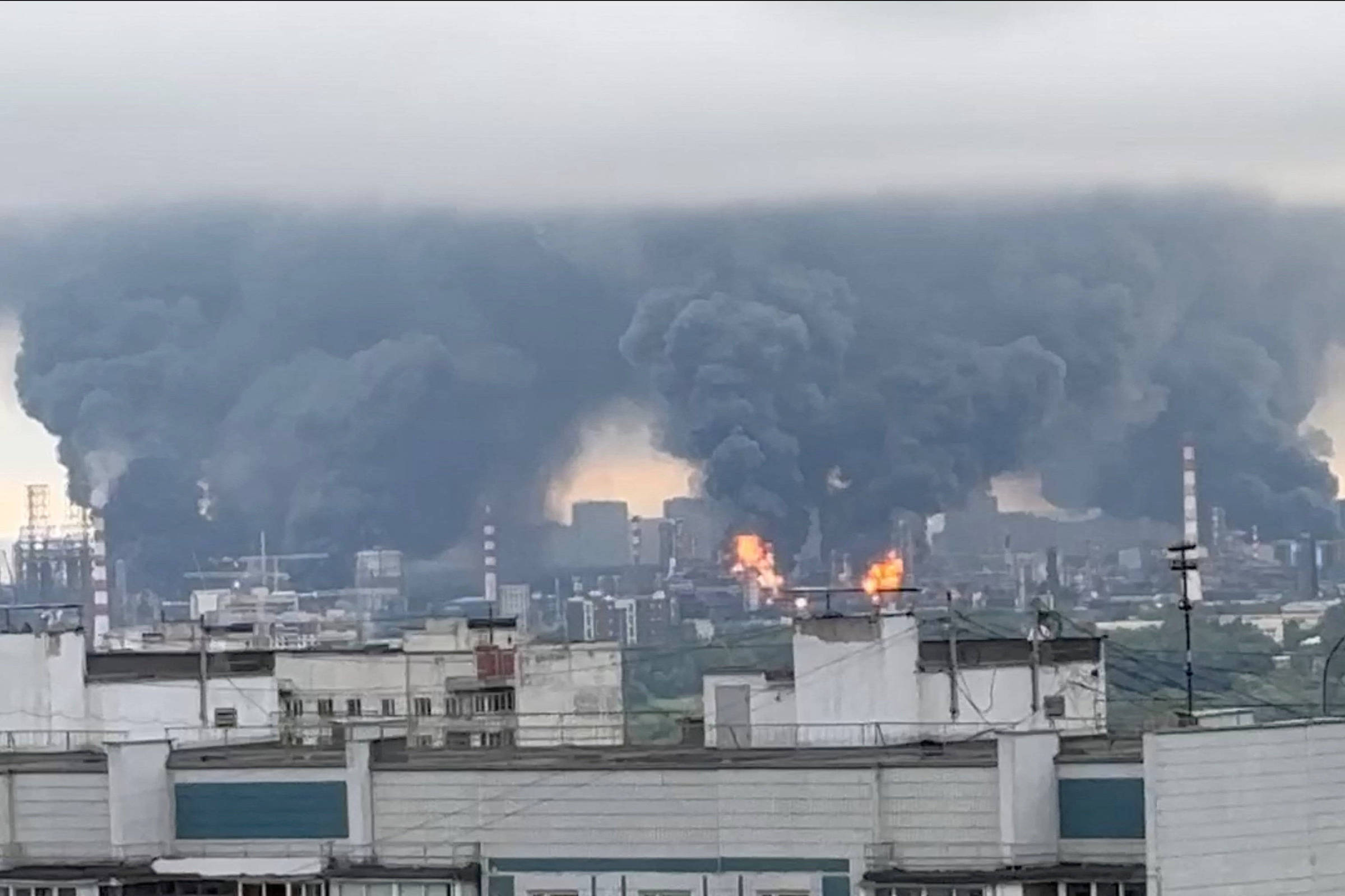 Explosão em refinaria de Moscou pode ter sido causada por fogo amigo