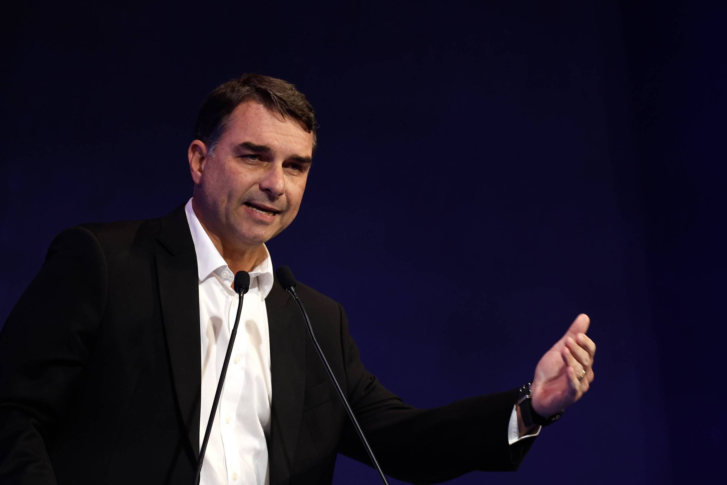 Mônica Bergamo: Flávio Bolsonaro se inscreve para falar contra tarifaço em audiência nos EUA