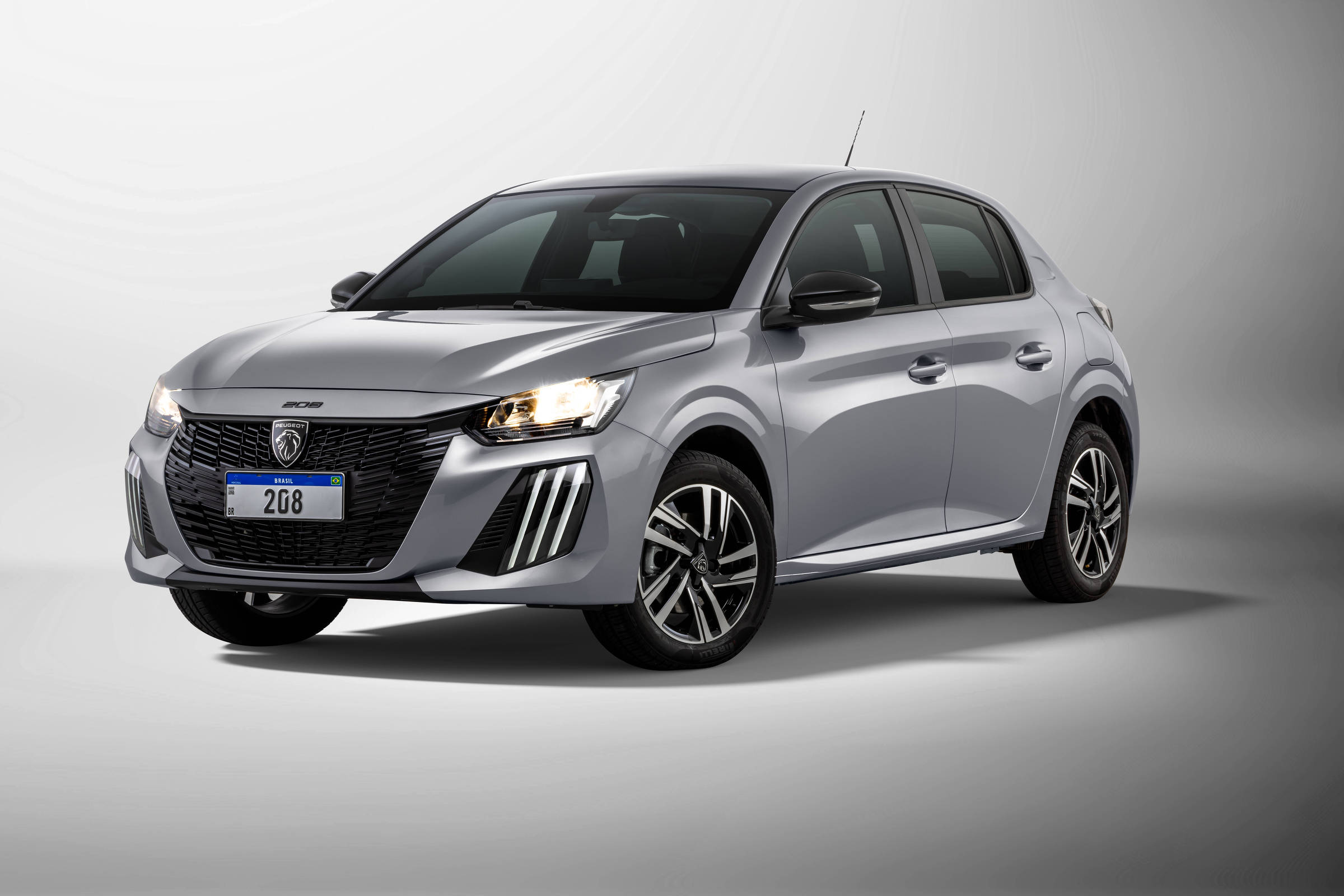 Peugeot 208 flex enfrenta elétrico BYD Dolphin Mini em teste de desempenho e economia