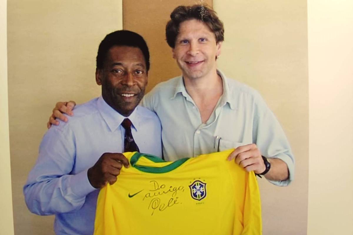 Não se pode achar Messi o maior sem conhecer Pelé, diz escocês que lança biografia do Rei do Futebol
