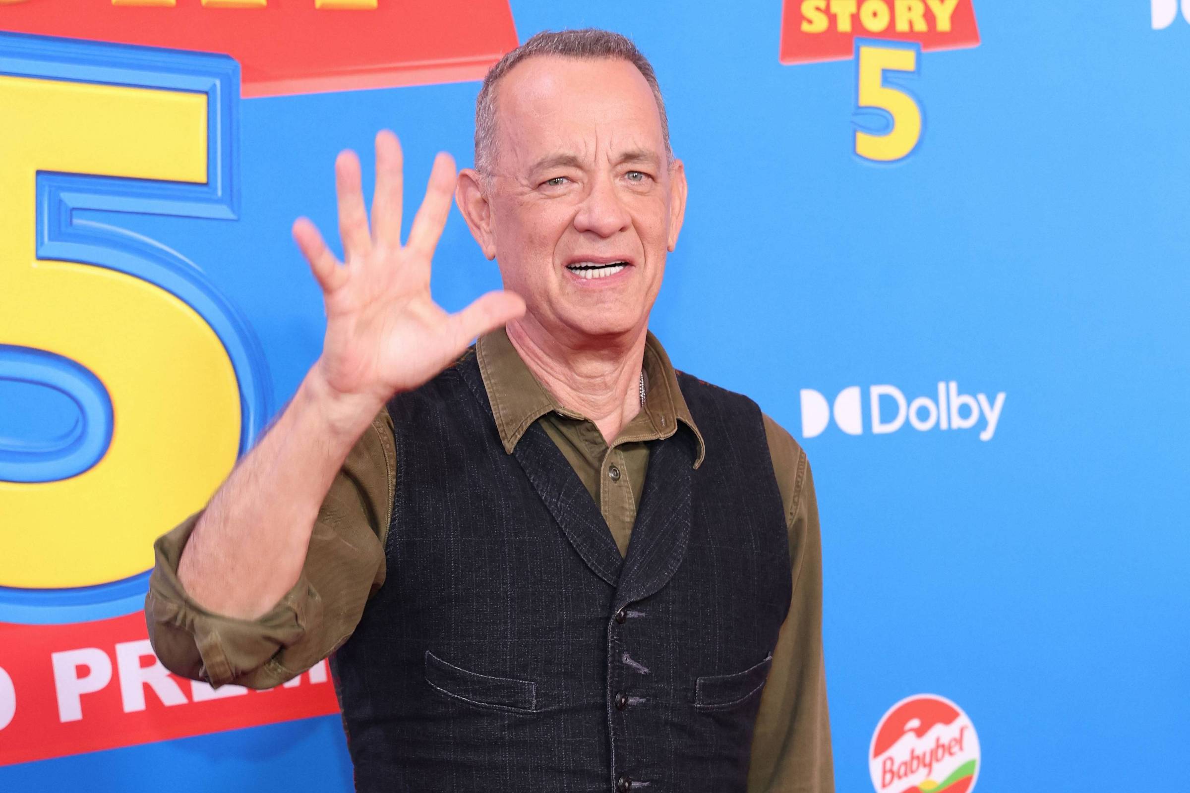 Tom Hanks aceita voltar para 'Toy Story 6', mas faz exigência e alerta sobre uso de IA