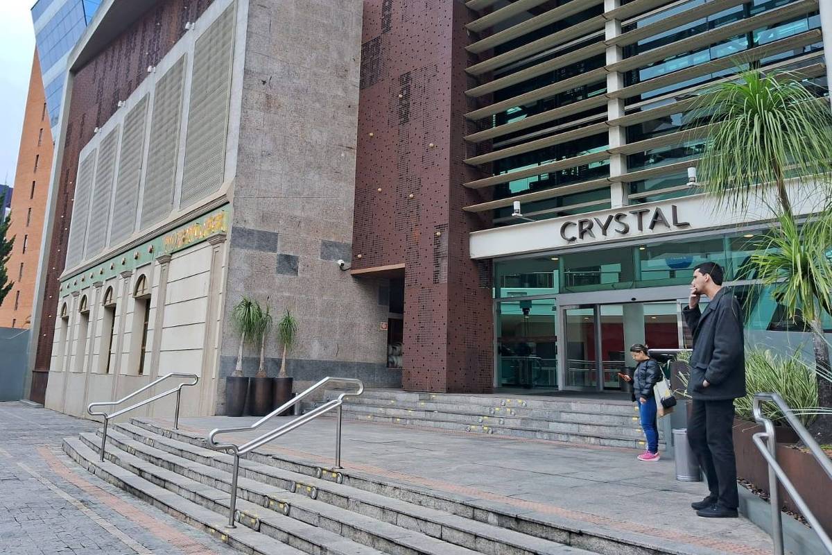 Ladrões roubam joalheria de shopping em Curitiba, fazem funcionária refém e disparam na fuga