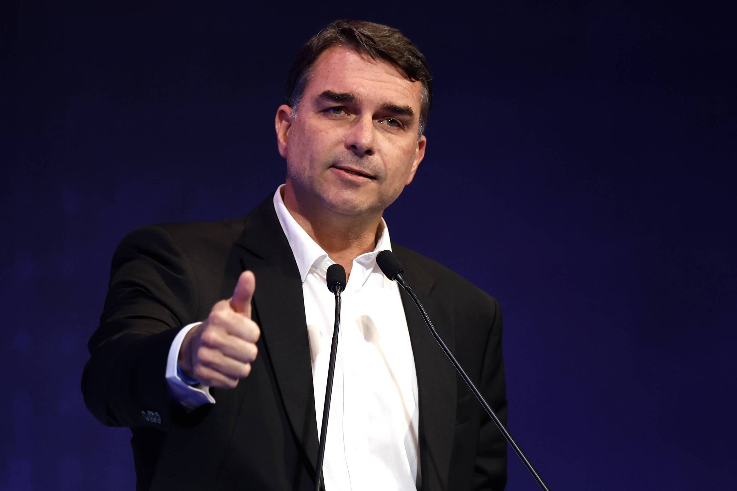 TSE manda governistas apagarem posts que ligam Flávio Bolsonaro a facções