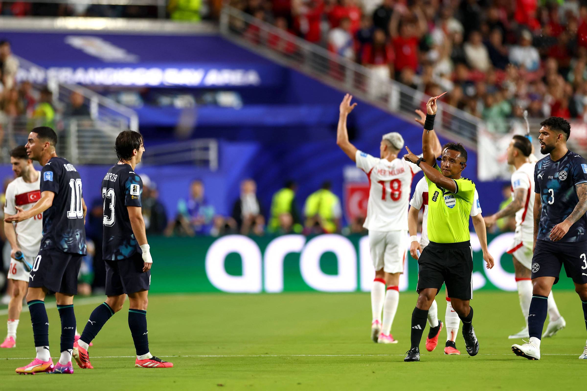 Fifa retira credenciais de jornalista após xingamentos em transmissão da Copa