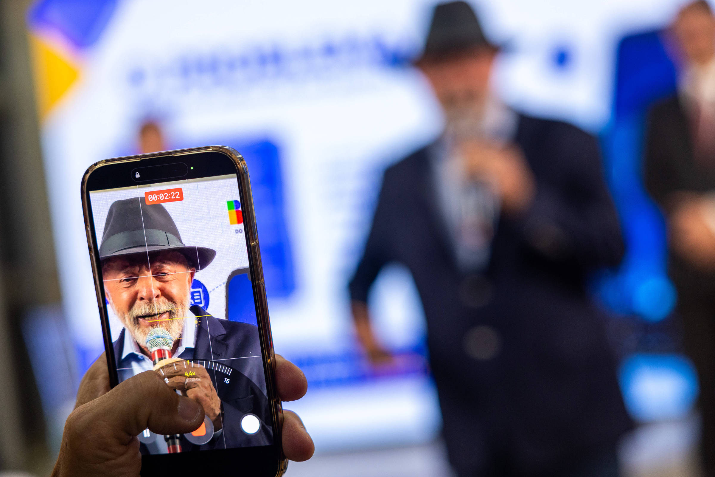 Lula pede que cidadão 'não fique vacilando com celular' ao lançar plano contra comércio ilegal