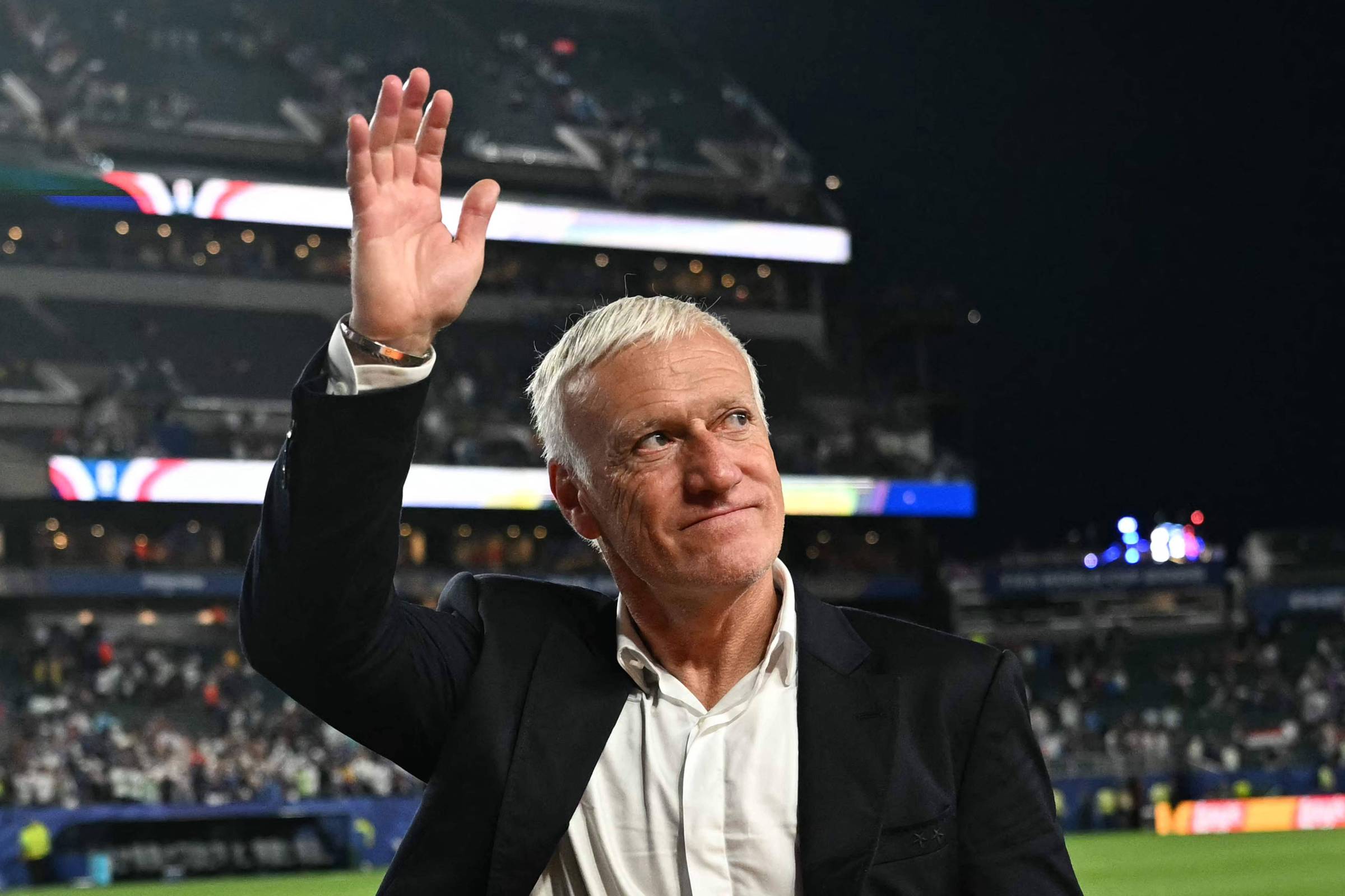Deschamps volta à França após morte da mãe e não comandará equipe contra Noruega