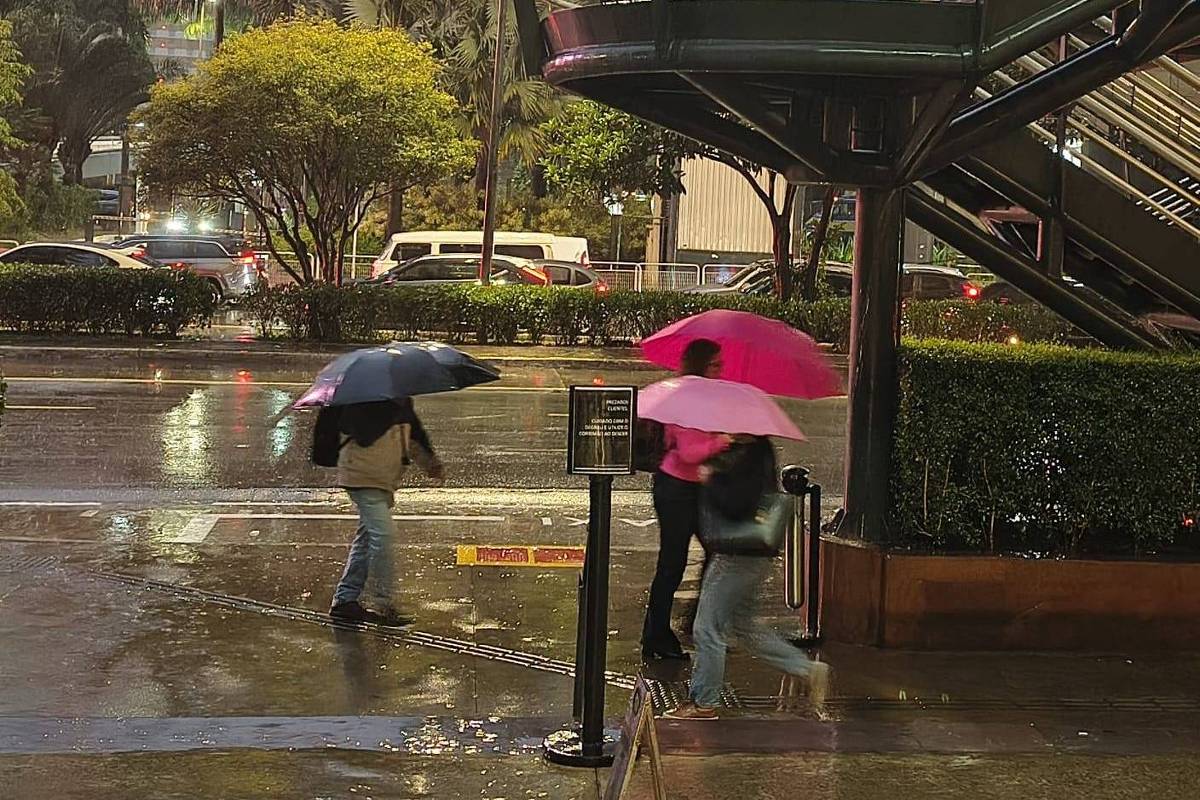 Chuva deixa São Paulo em estado de atenção para alagamentos; congestionamento chega a mil km