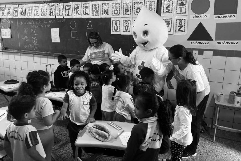 O que a Folha pensa: Lugar de vacina também é na escola