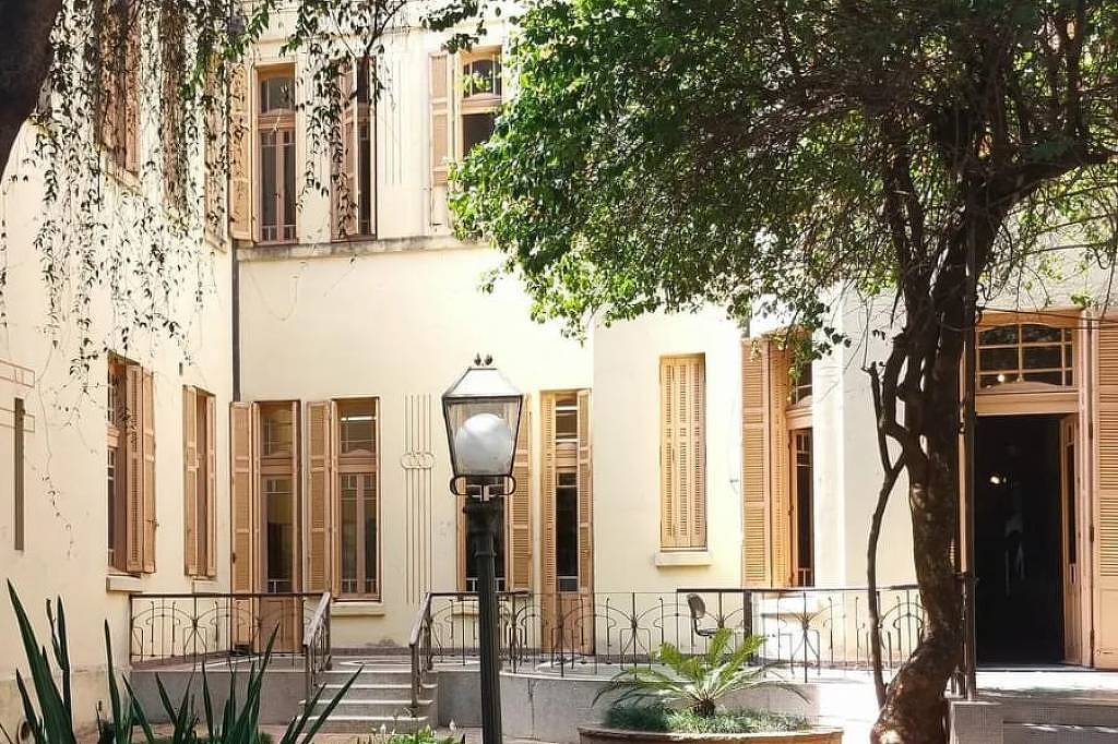 Palácio centenário da USP em Higienópolis é interditado após queda de forro
