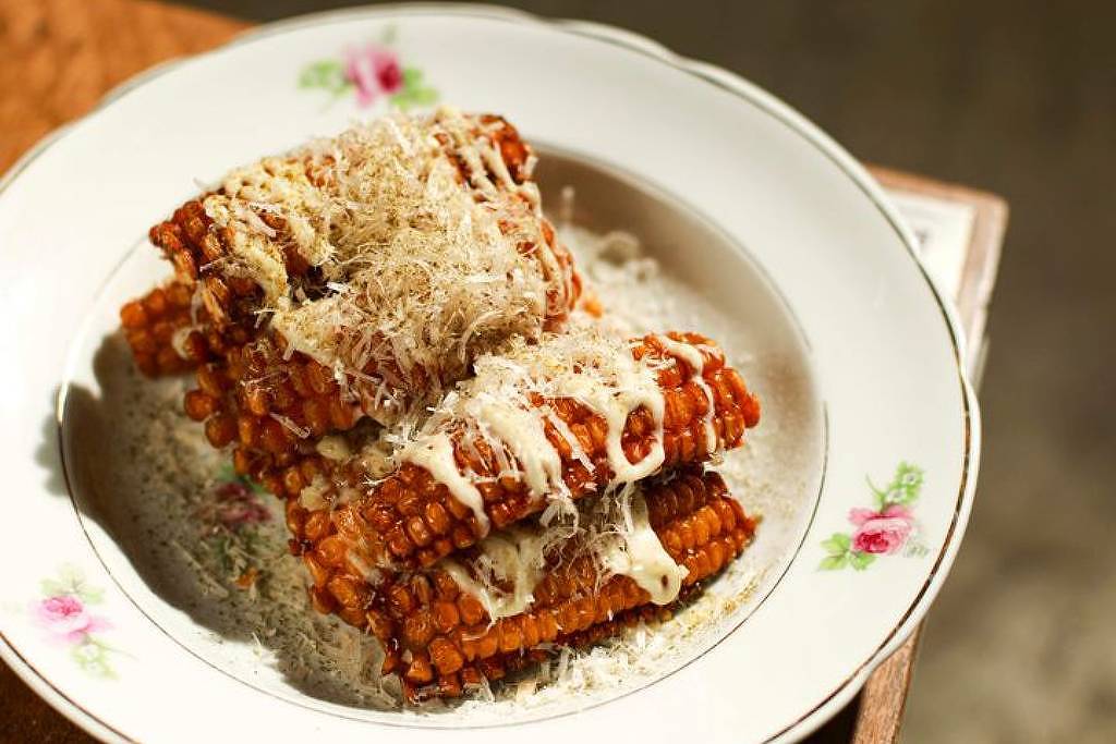 Astro da festa junina, milho é servido em SP com maionese de alho, curry e até alga desidratada
