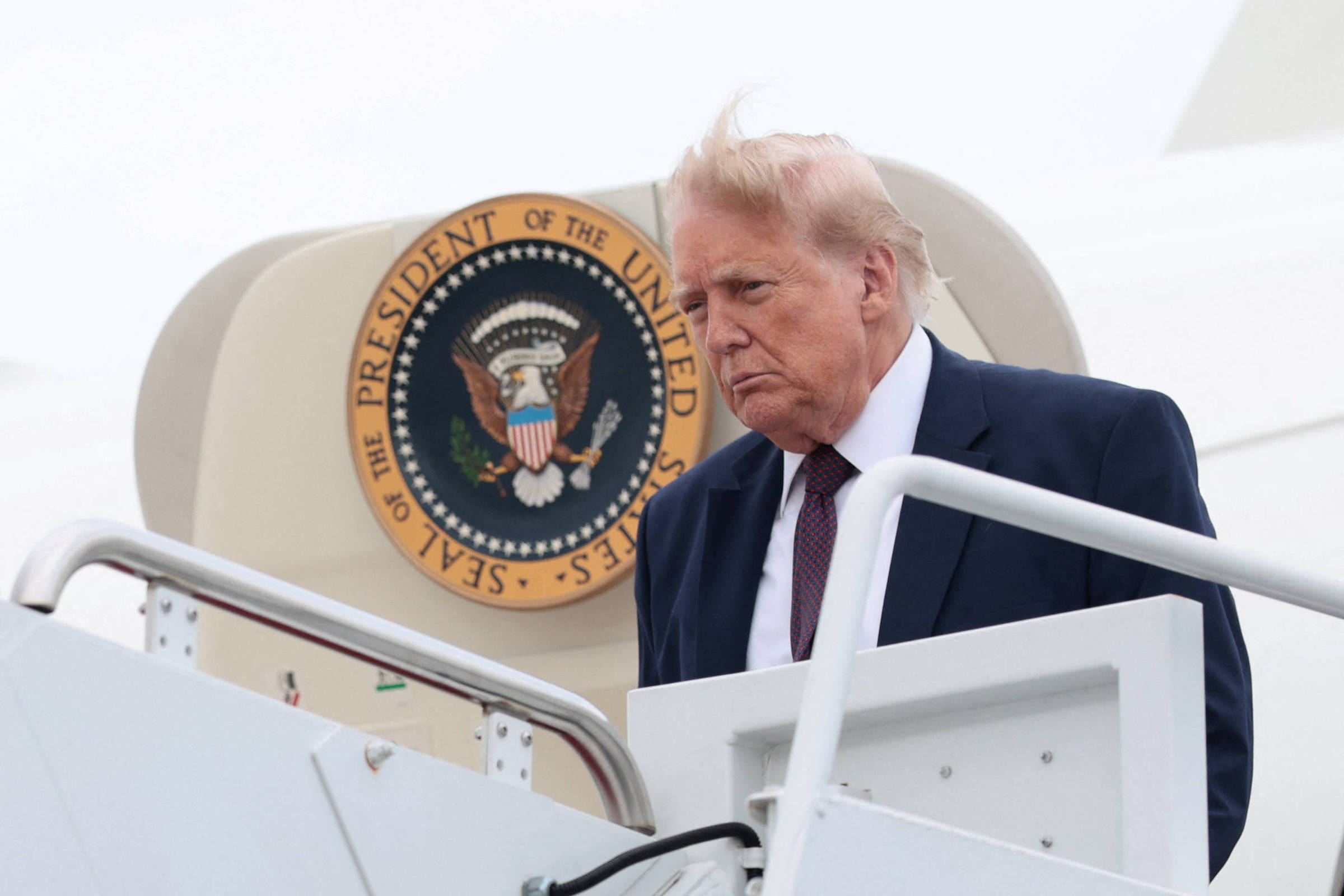 Aprovação de Trump atinge 34%, o menor índice do 2º mandato, diz pesquisa