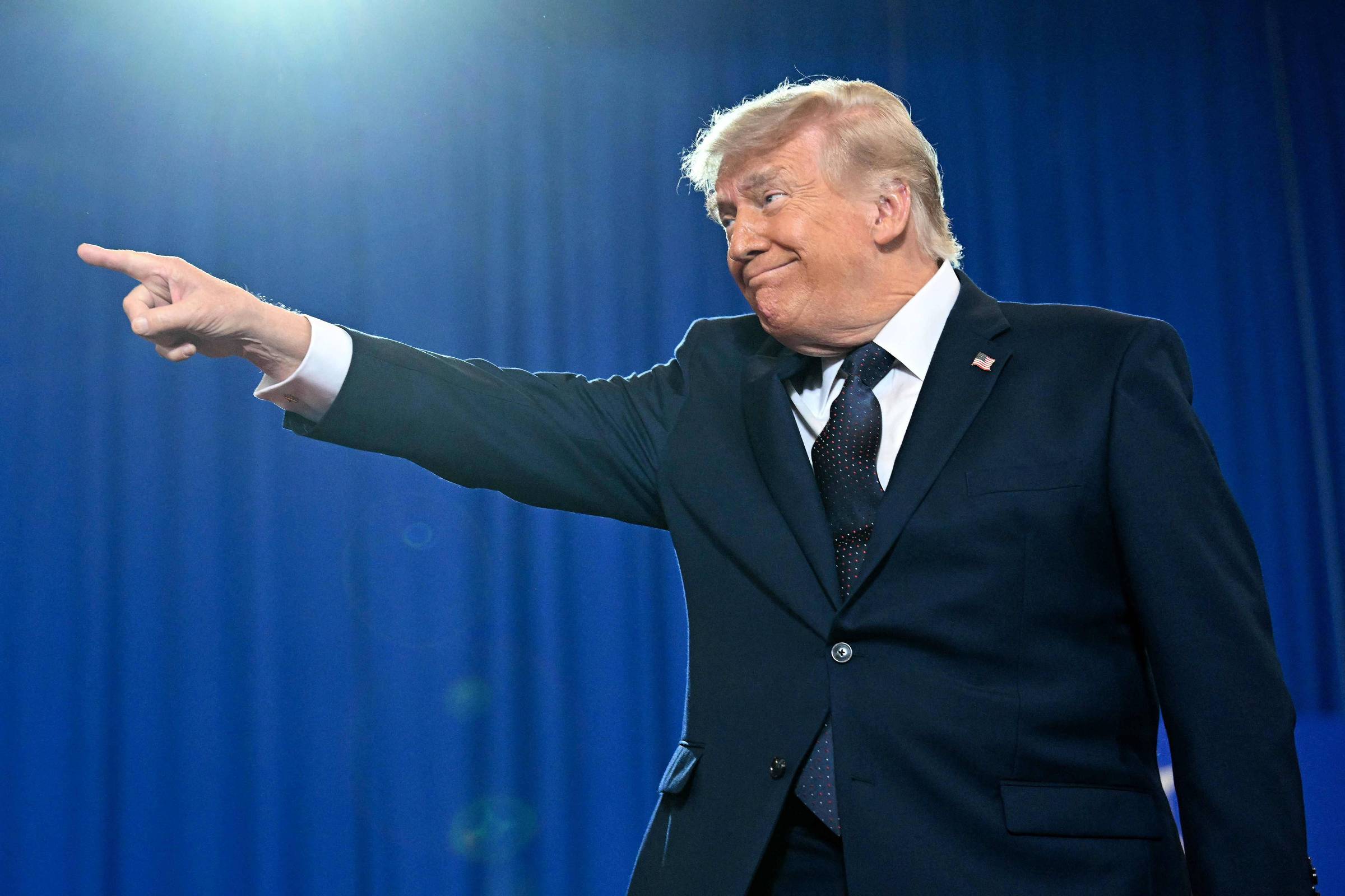 Trump quer forçar restrição a voto nos EUA ameaçando veto a lei de moradia