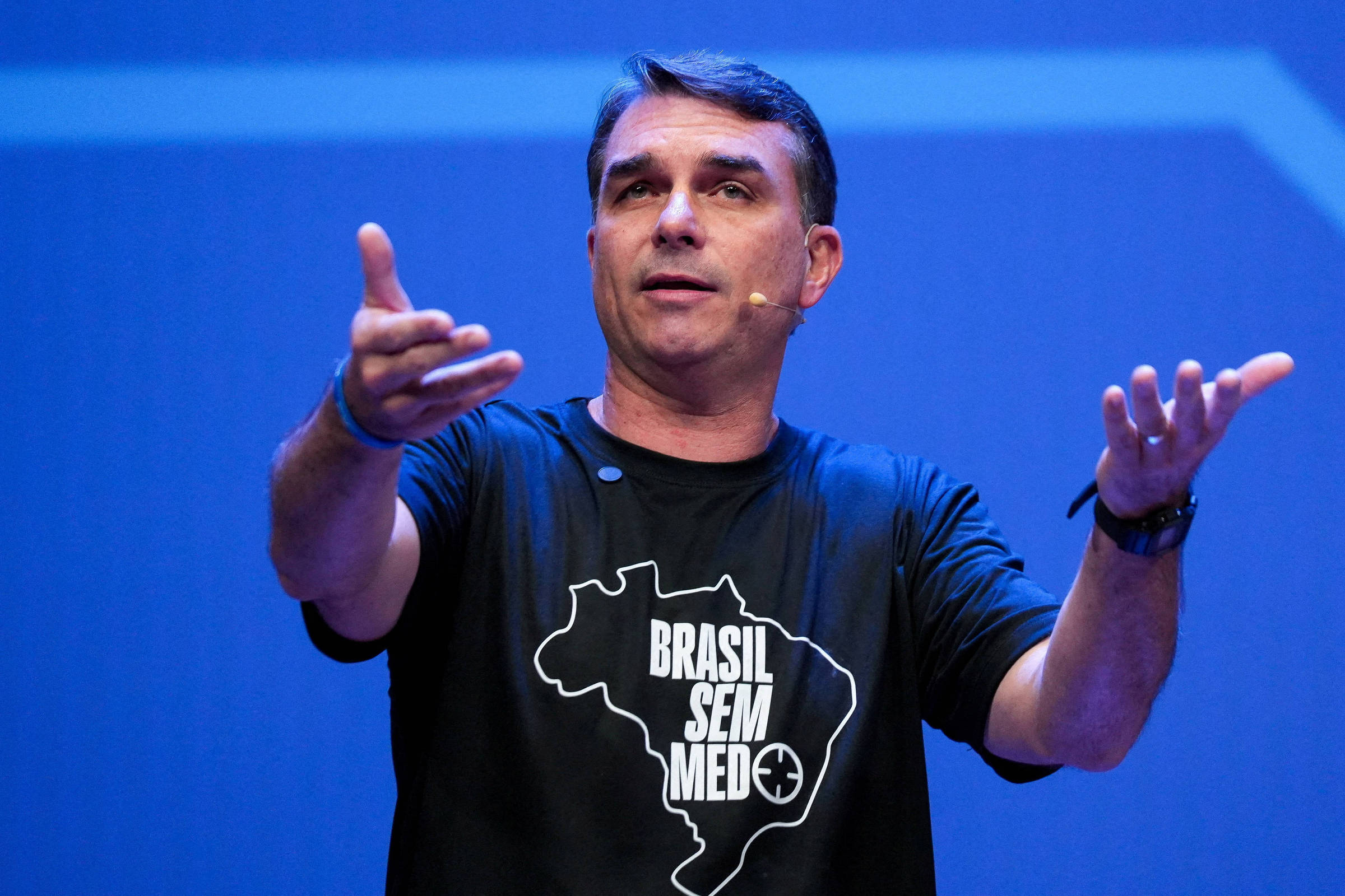 Flávio prepara plano para mulheres com foco em proteção e autonomia financeira
