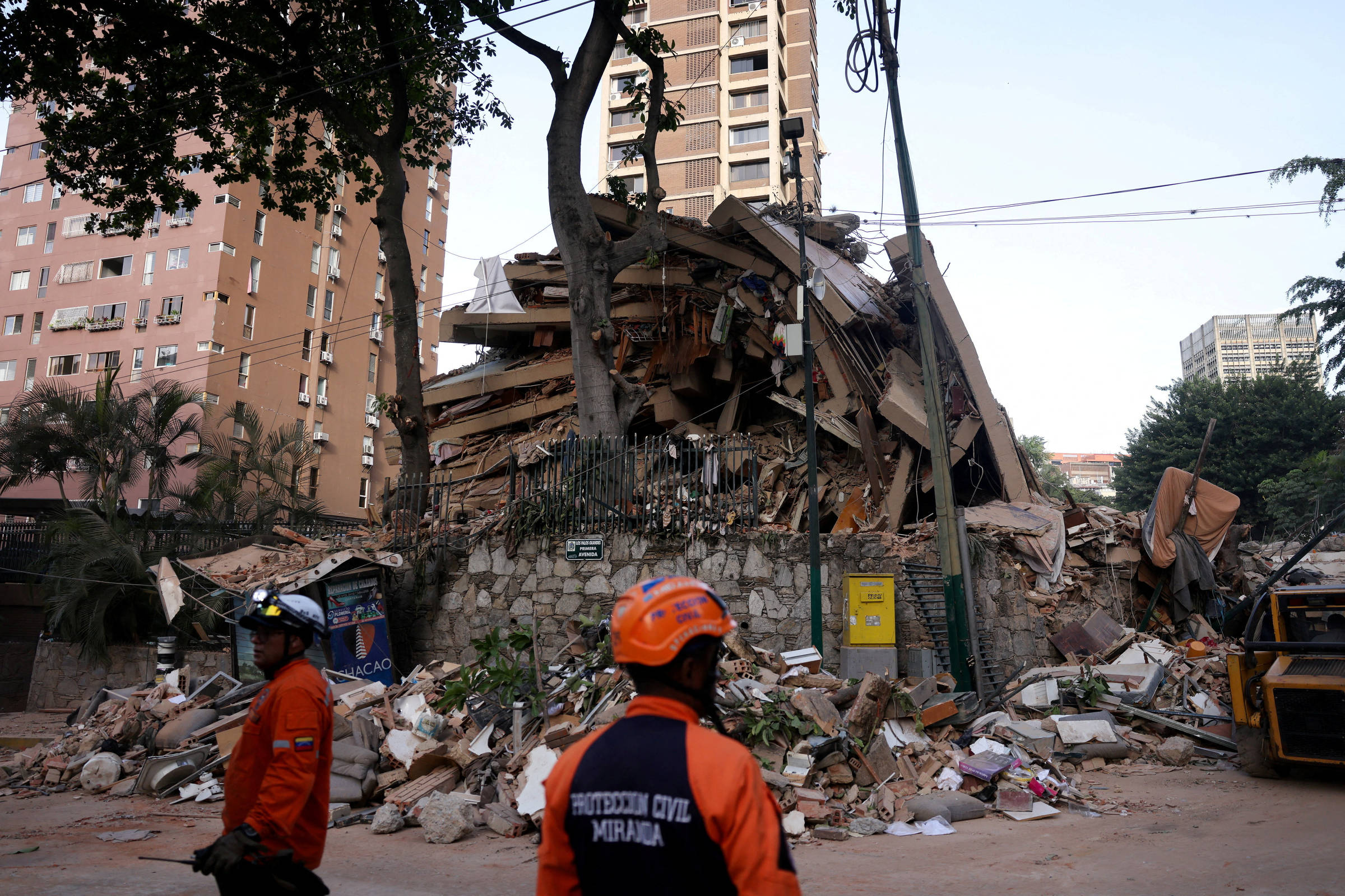 Moradores de Caracas reviram escombros atrás de vítimas de terremotos