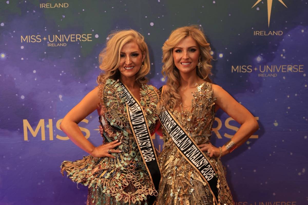 Gêmeas idênticas de 41 anos roubam a cena ao disputar juntas concurso de miss