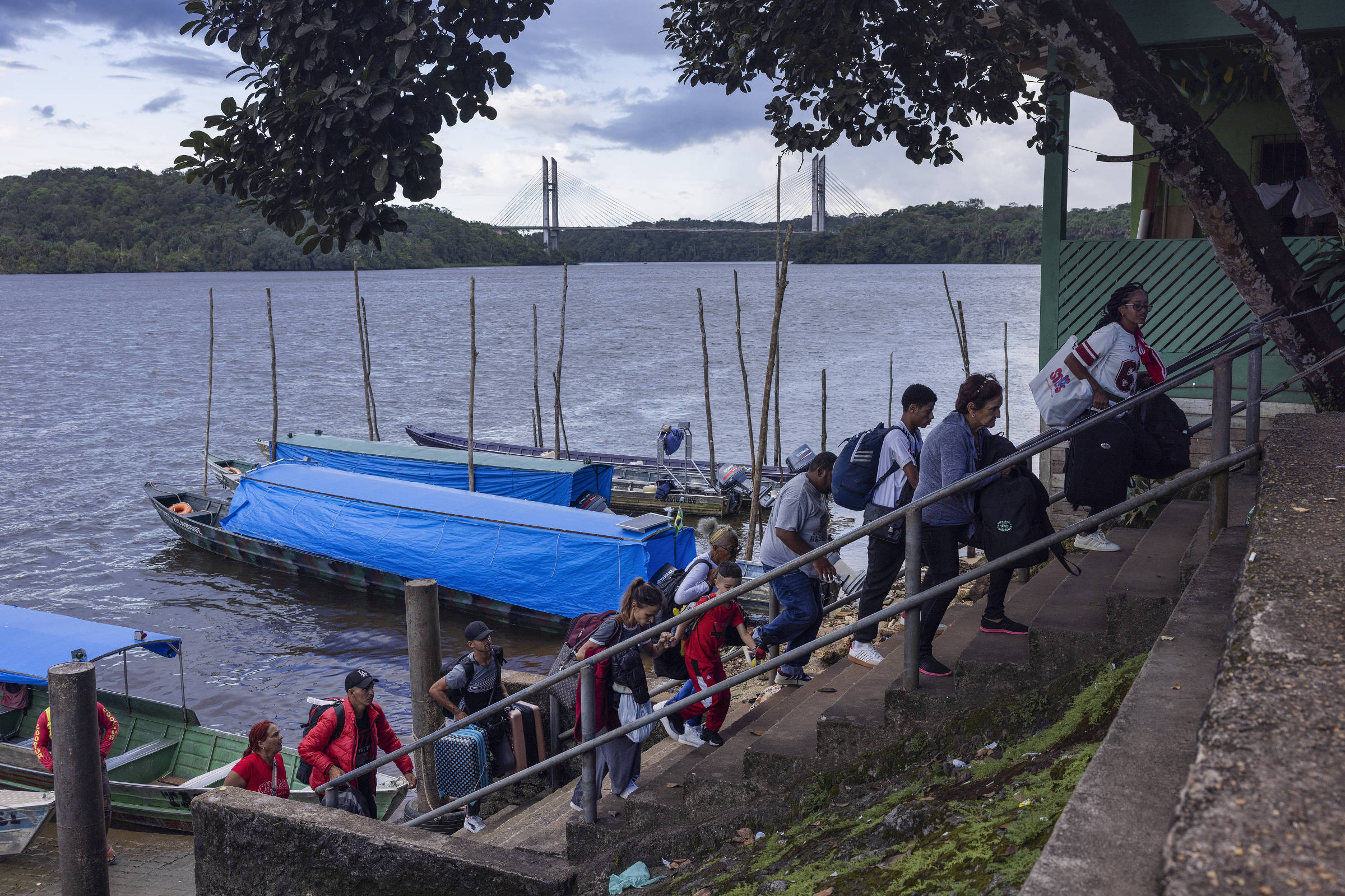 Cubanos vendem casas, fazem jornada amazônica por ar, terra e água e buscam permanência no Brasil