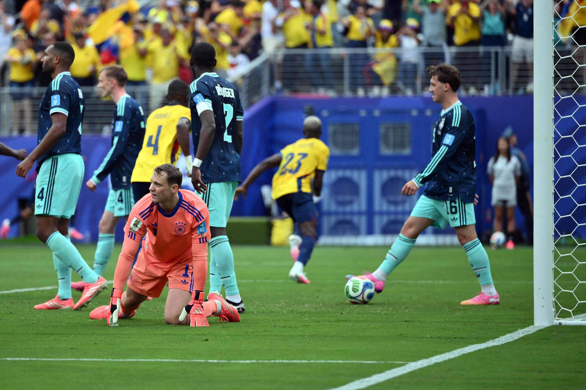 #Hashtag: Neuer falha em derrota para Equador, é comparado com filho de Zidane e vira meme