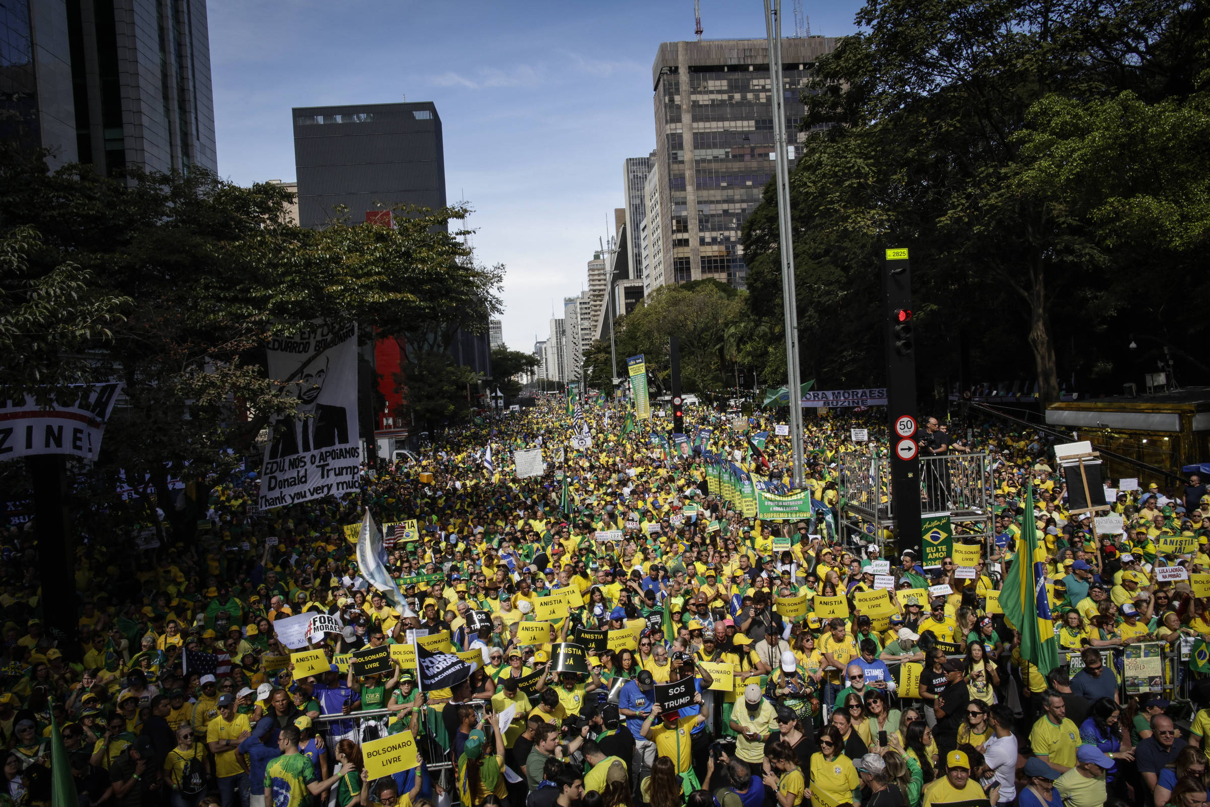 Datafolha: Após recuo registrado em 2022, direita volta a superar a esquerda no Brasil