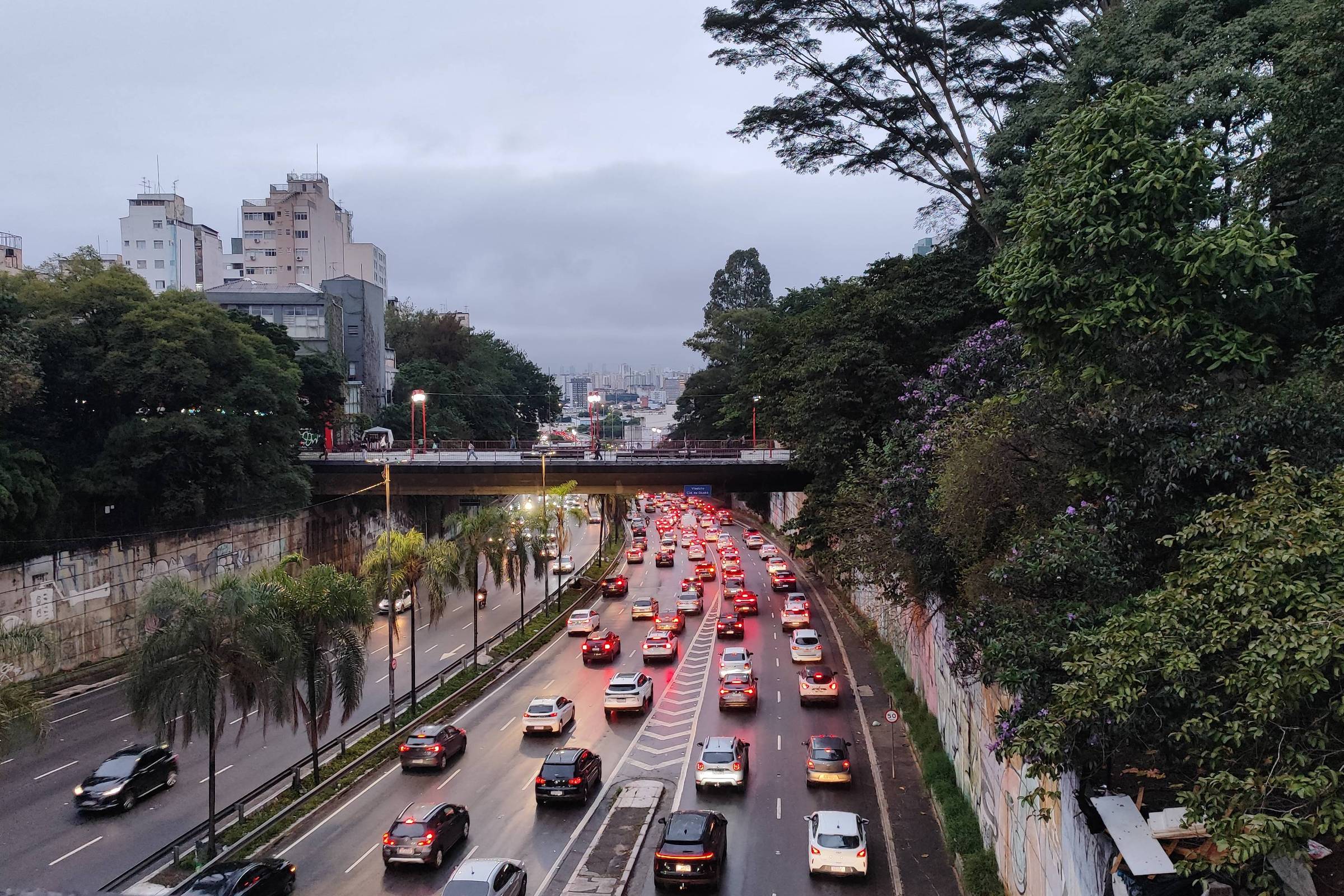 Jogo do Brasil altera expediente da prefeitura e do governo de SP na segunda (29); rodízio está mantido
