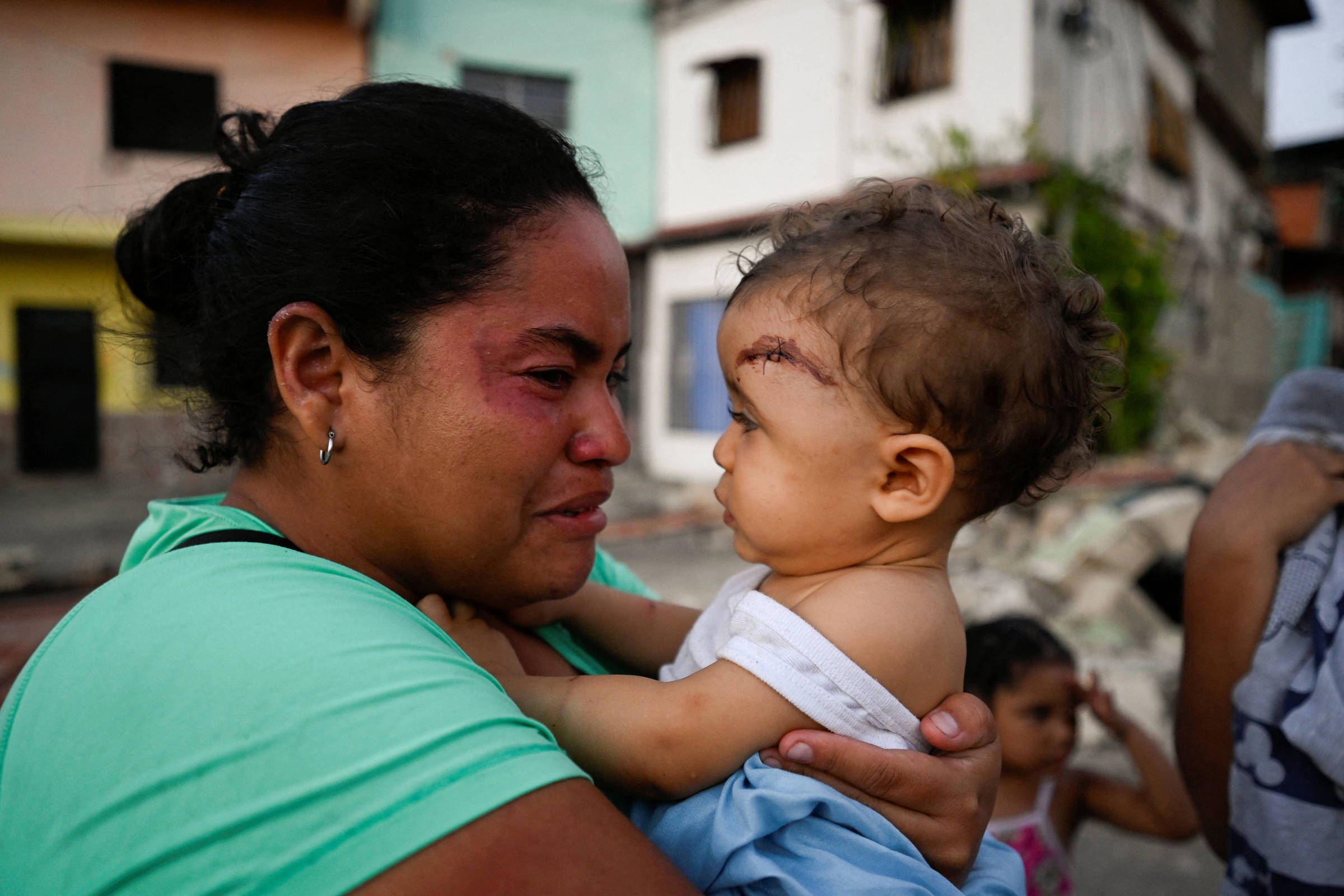 Resgatadas sem os pais, crianças são atendidas em Caracas após terremotos