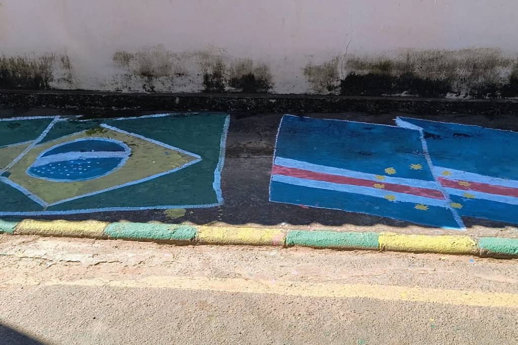 Moradores de Cabo Verde, em Minas Gerais, pintam rua e se reúnem para torcer por Cabo Verde, da África