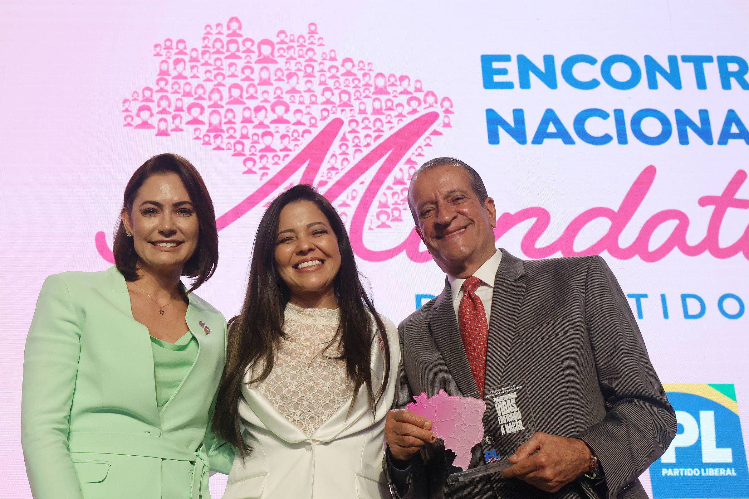 Valdemar e Damares tentam apaziguar relação entre Michelle e Flávio Bolsonaro