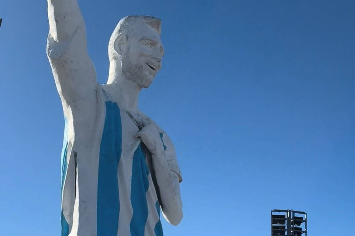 Estátua de Messi vira alvo de piadas na internet por formato esquisito