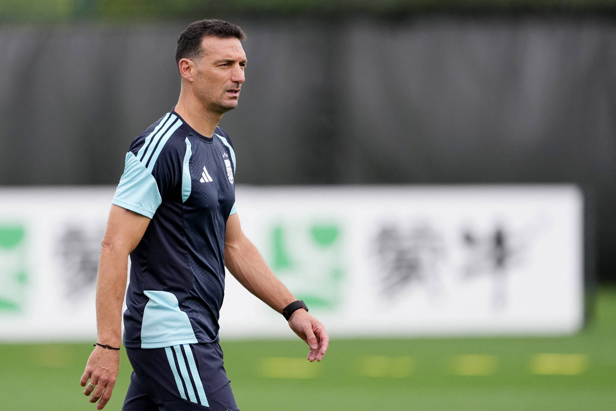 Scaloni confirma Messi no banco contra a Jordânia