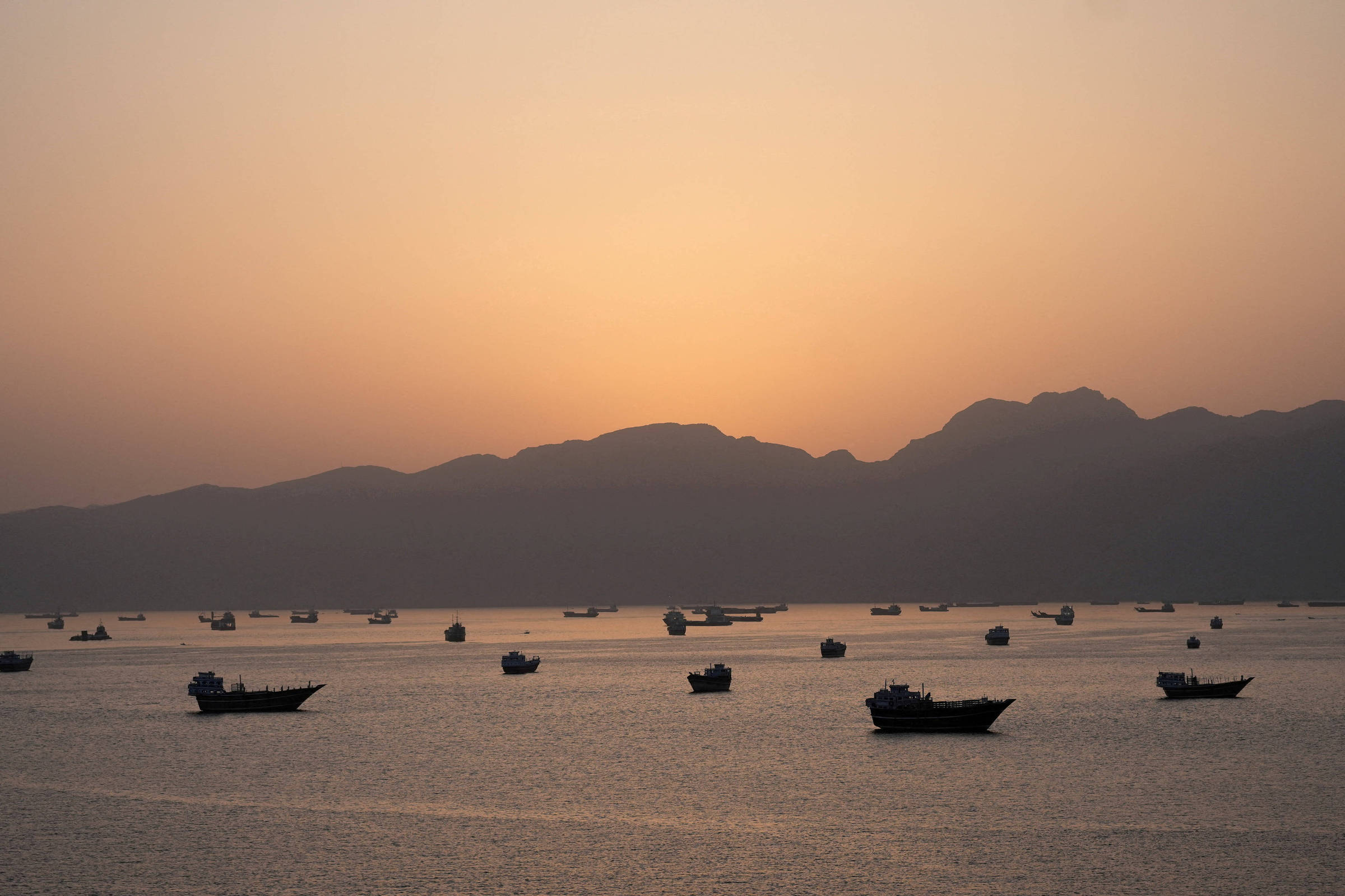 Petróleo cai mais de 8% na semana com retomada de fluxo no estreito de Hormuz