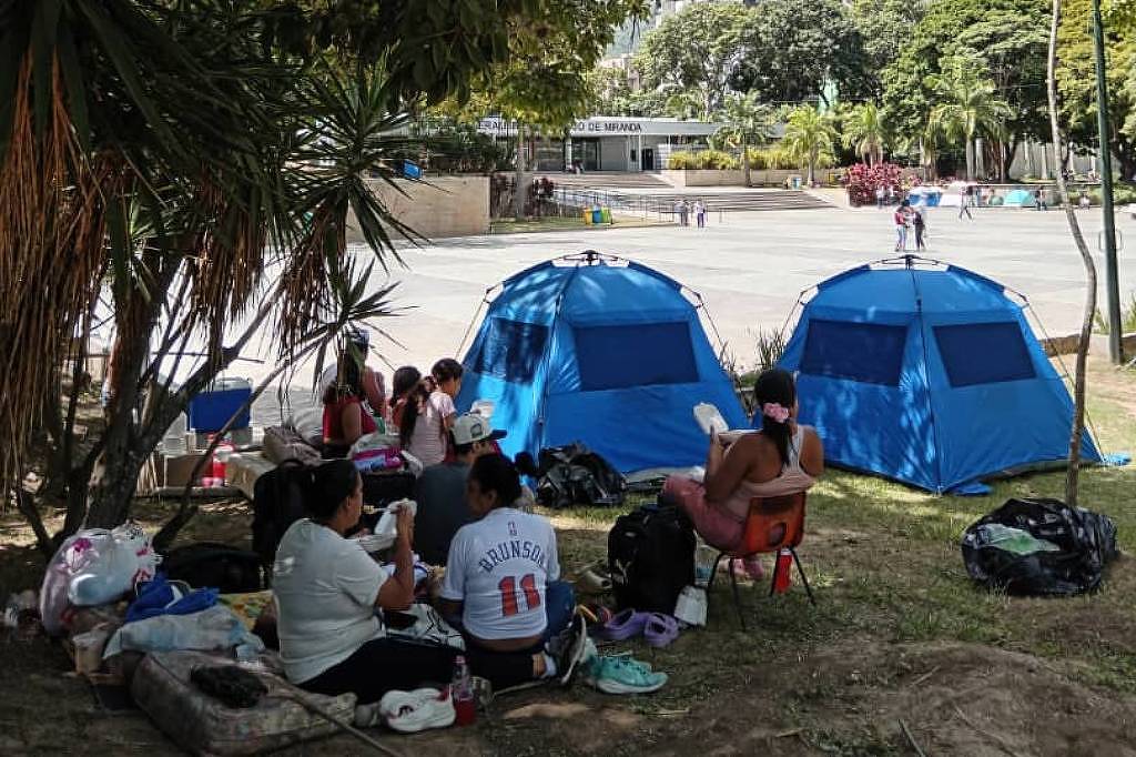 Parque na capital da Venezuela vira refúgio para mais de mil desabrigados pelos terremotos