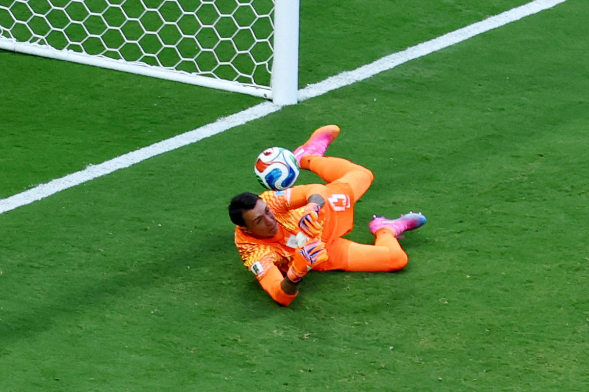 Espanha elimina o Uruguai da Copa com falha de Muslera; Cabo Verde faz história e vai ao mata