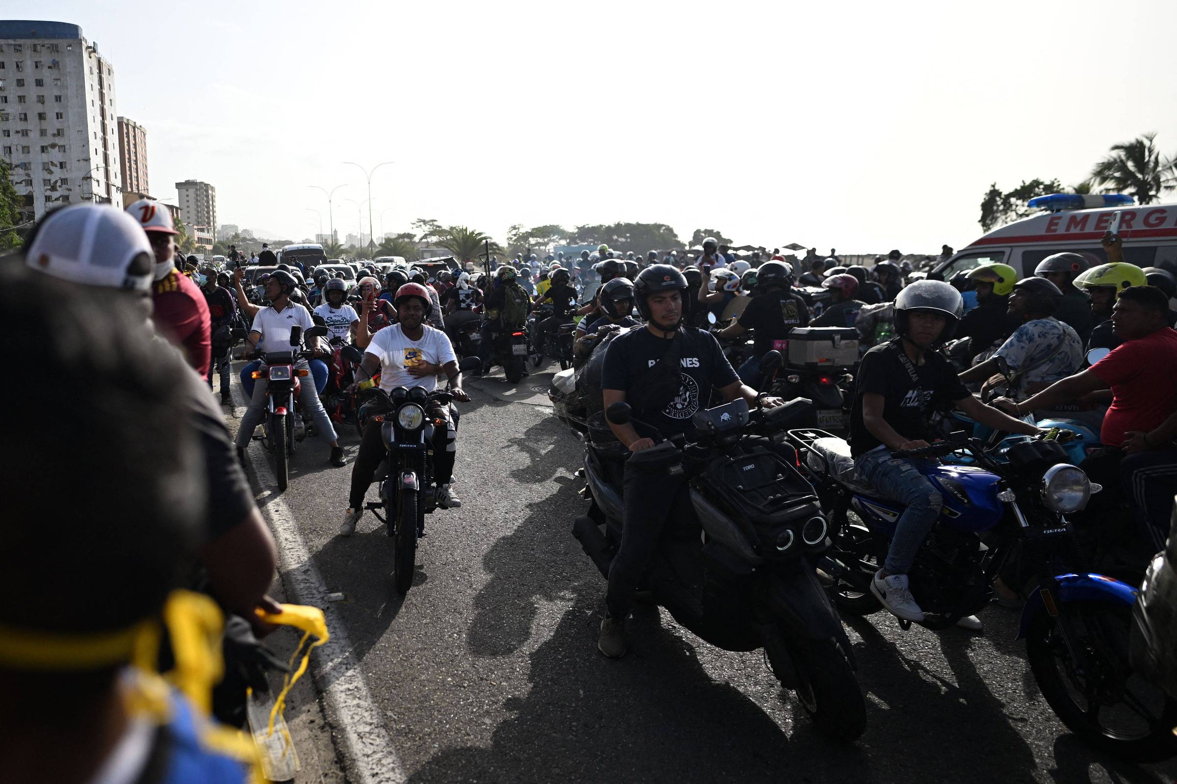 Motoqueiros e voluntários criam rede de ajuda após terremoto na Venezuela