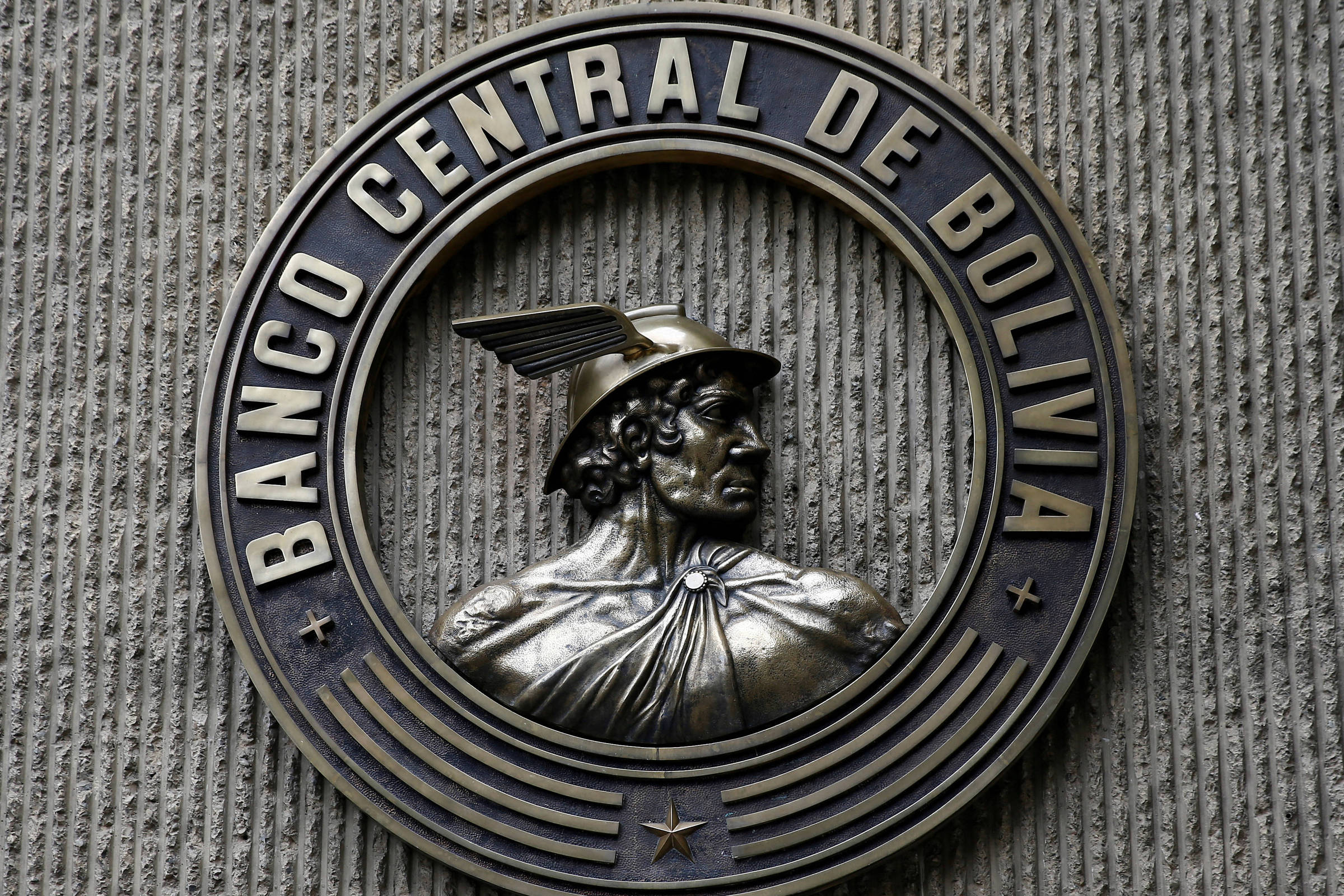 Bolívia encerra paridade cambial com o dólar após 15 anos para tentar restaurar estabilidade econômica