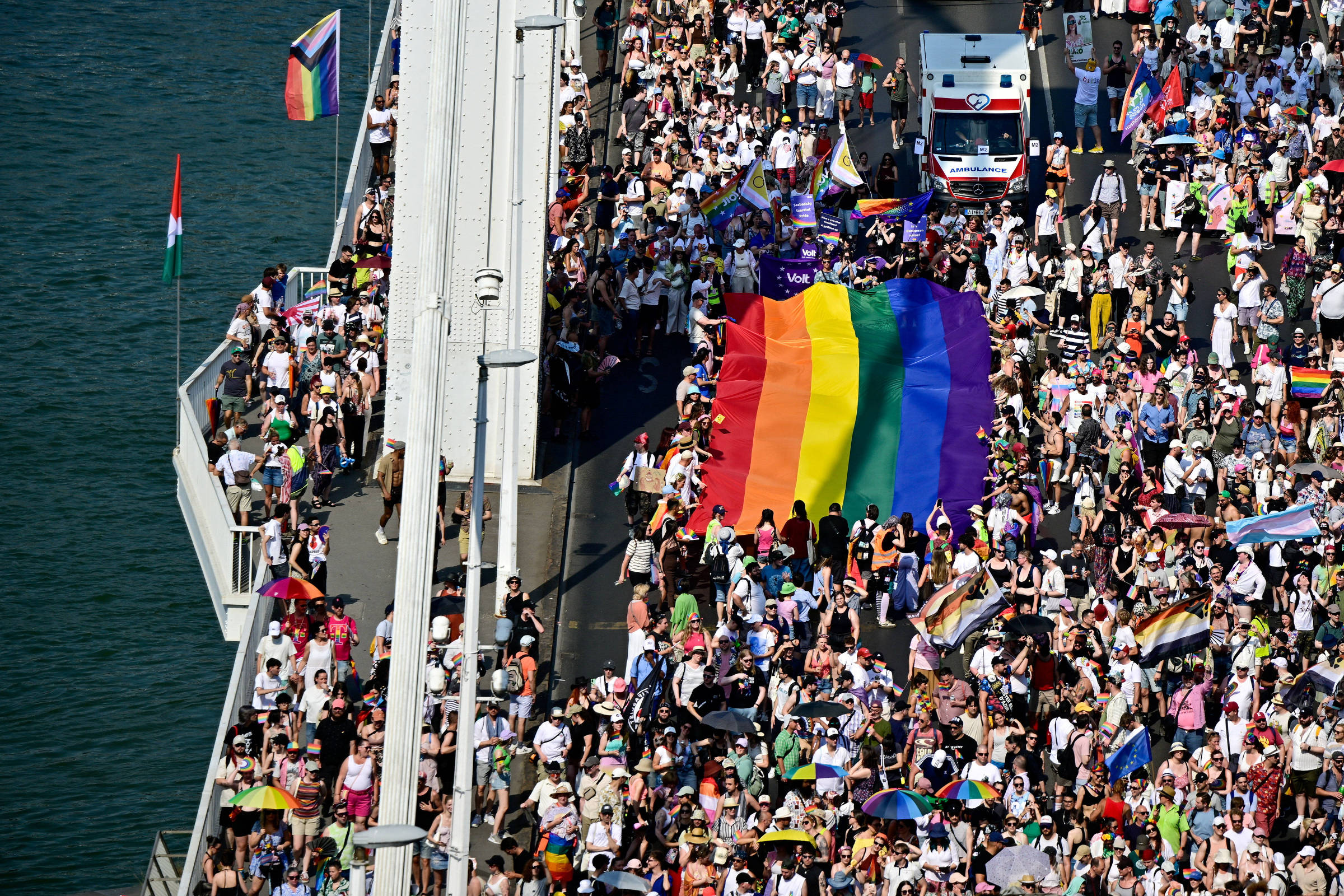 Paradas do orgulho LGBT expõem rumos divergentes na Hungria e na Itália