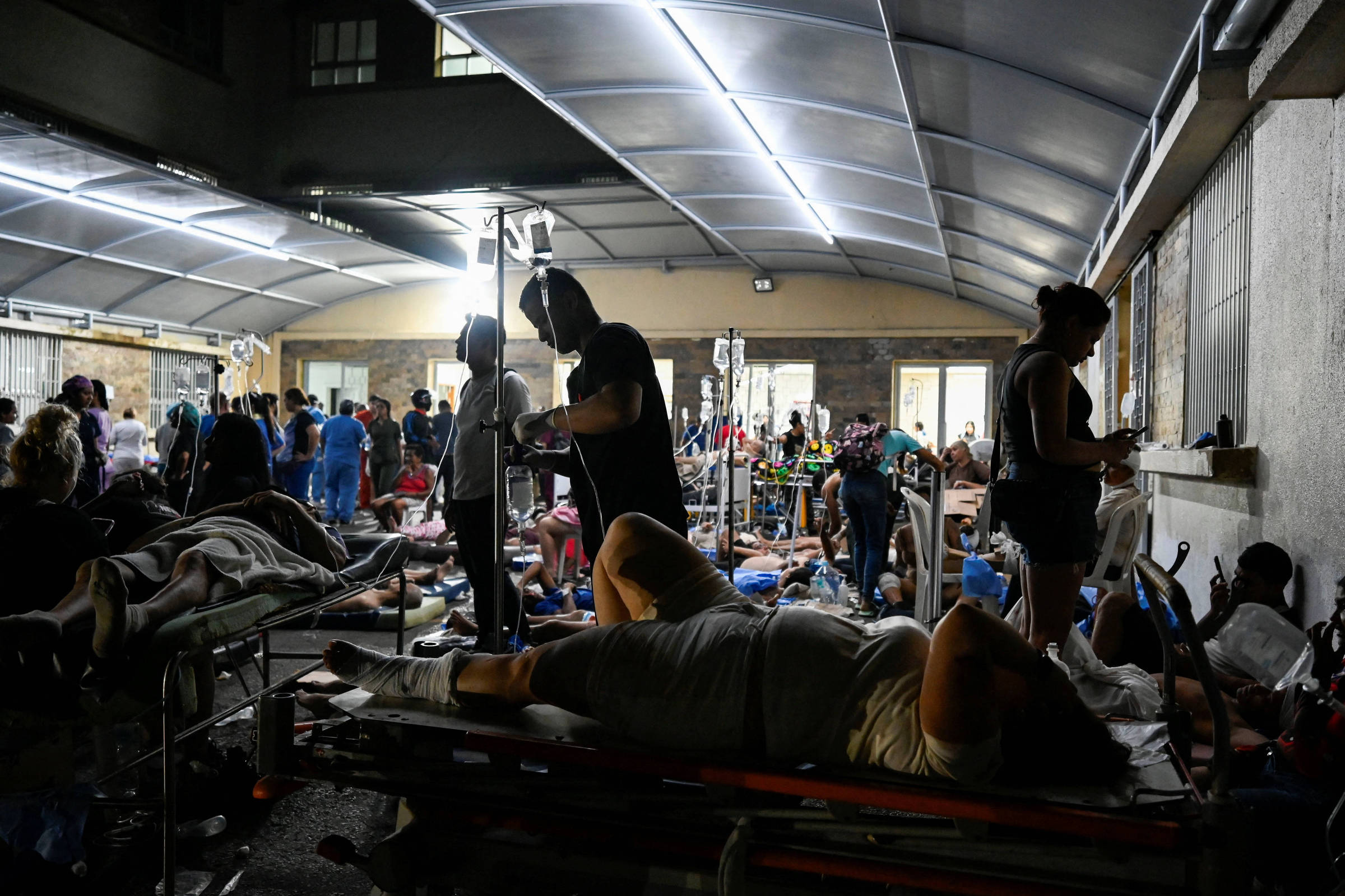 Desabamento de hospital obriga famílias a levarem corpos para necrotério na capital da Venezuela