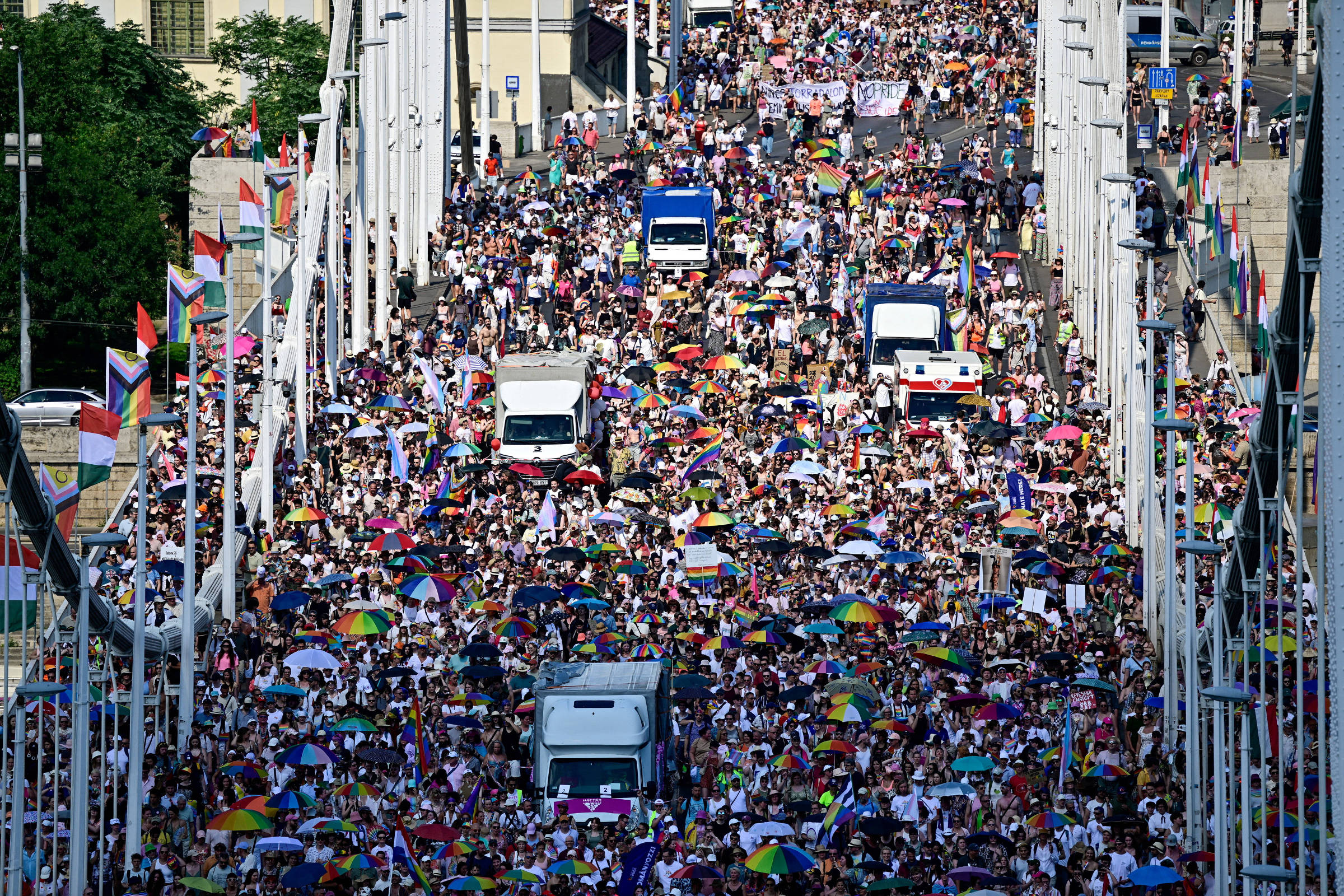 Mais de 10 mil participam da Parada LGBTQIA+ em Budapeste pós