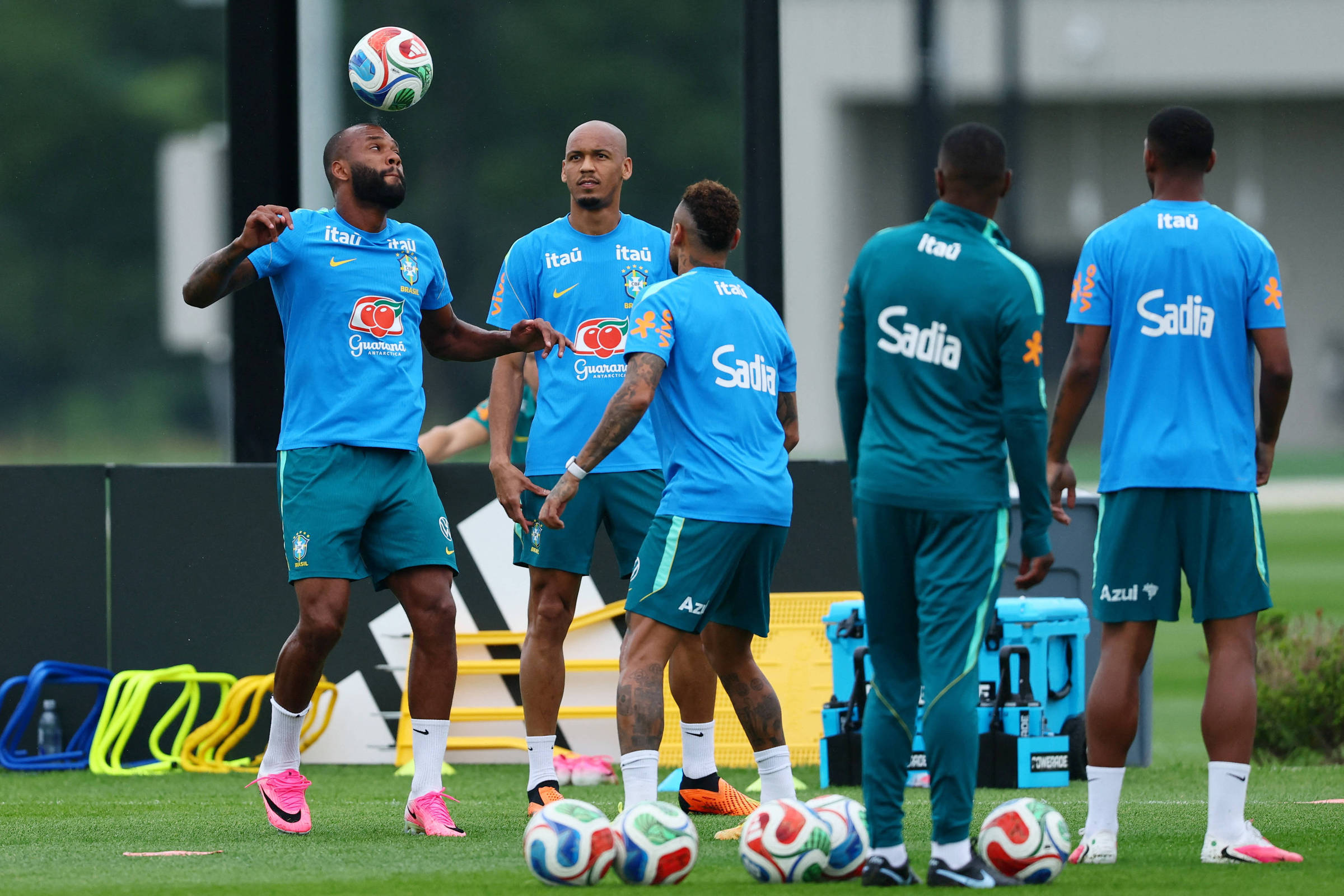 Seleção treina com elenco completo antes do duelo contra o Japão