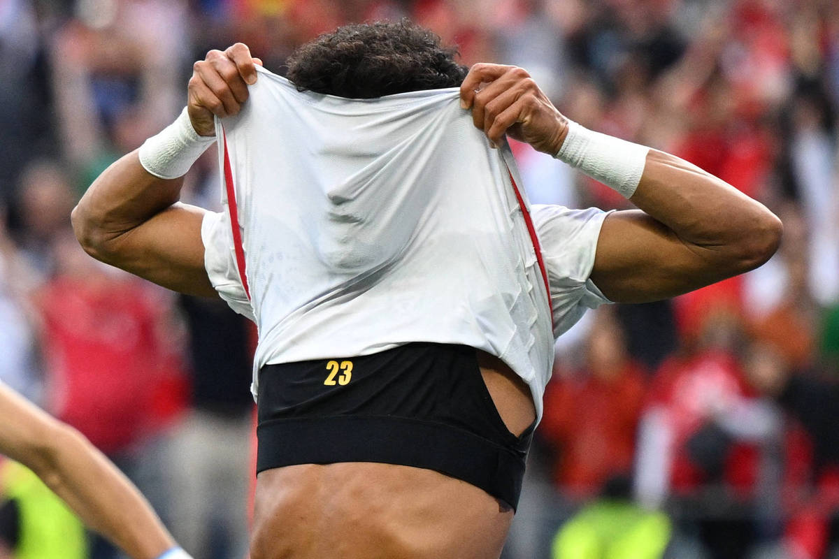 Entenda o que faz o 'sutiã' dos jogadores de futebol, usado também na Copa