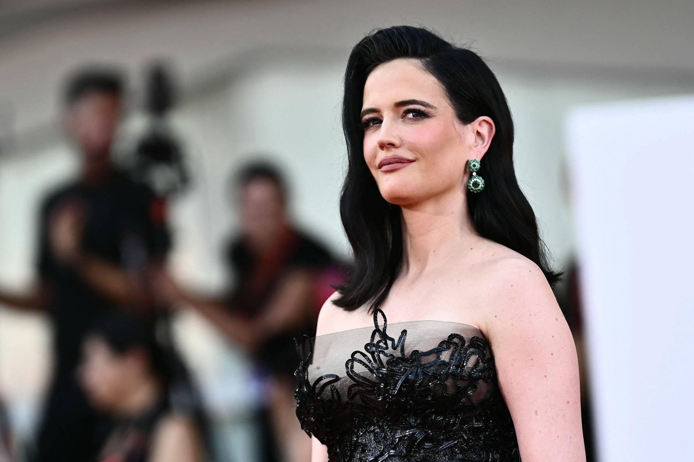 Eva Green é hospitalizada após lesionar perna durante gravação de 'Wandinha'