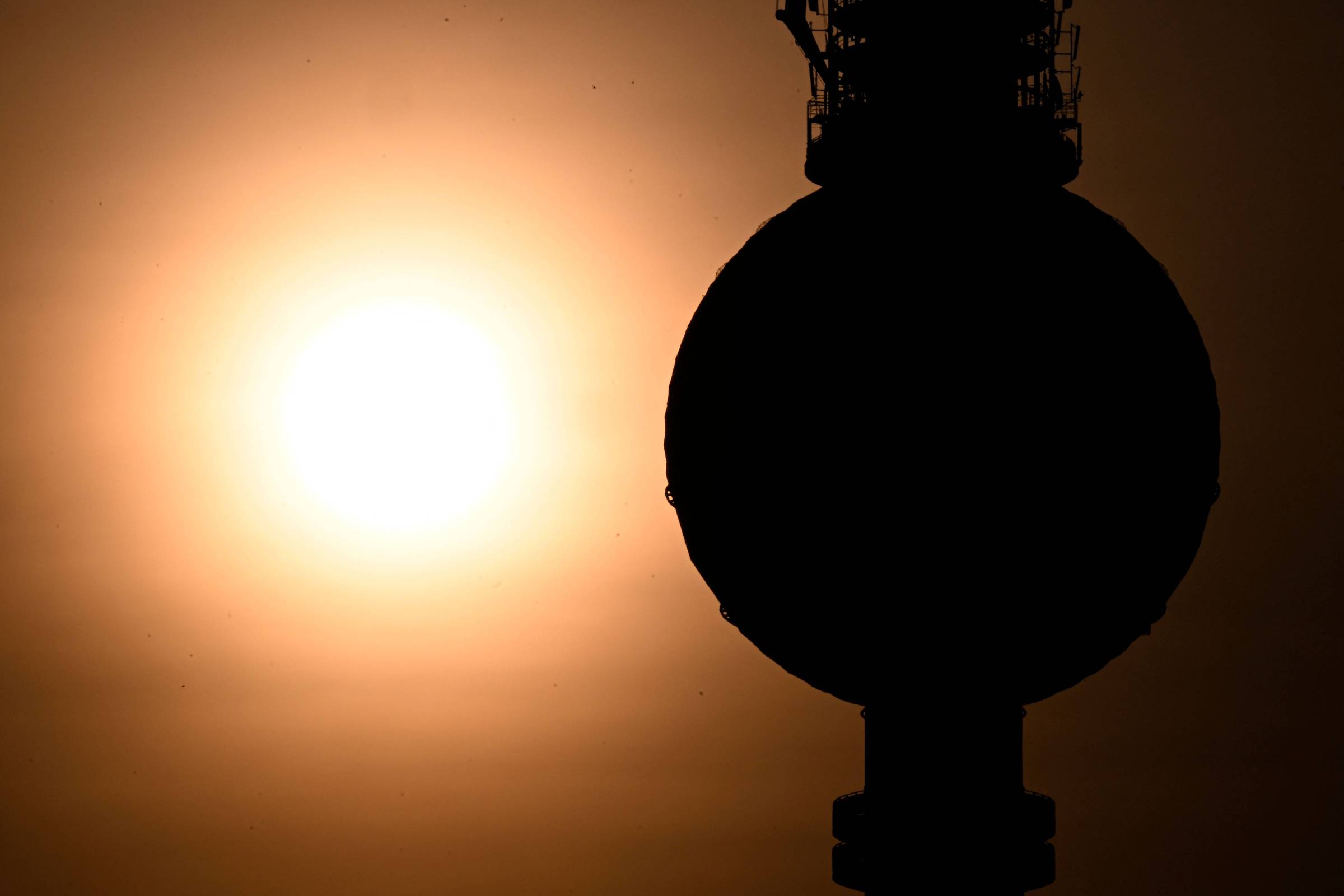 Berlim, 40 graus, vira cidade de praia e preocupação